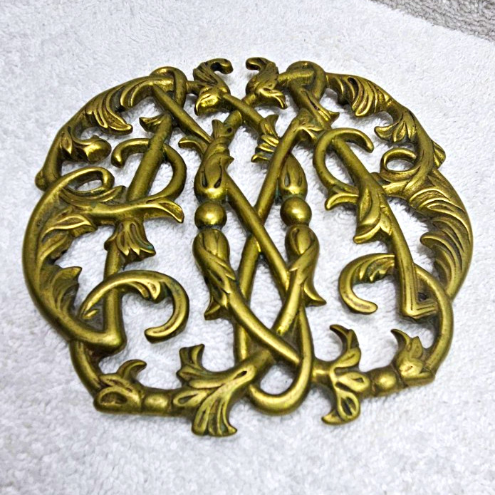 VINTAGE Colonial Williamsburg Cypher Brass Trivet CW 10-14 Virginia Metalcrafter