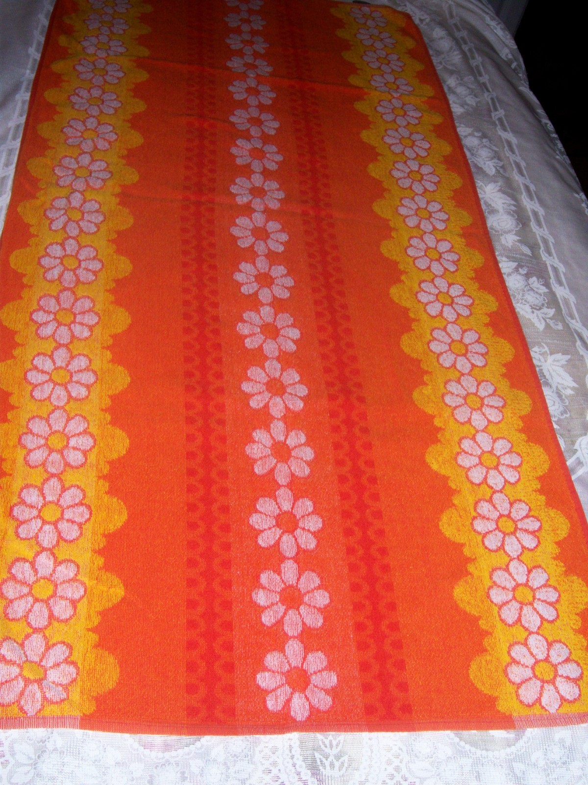 Vtg 60s-70s Terry Treasure Flower Power Daisy Beach Towel Orange Yellow White