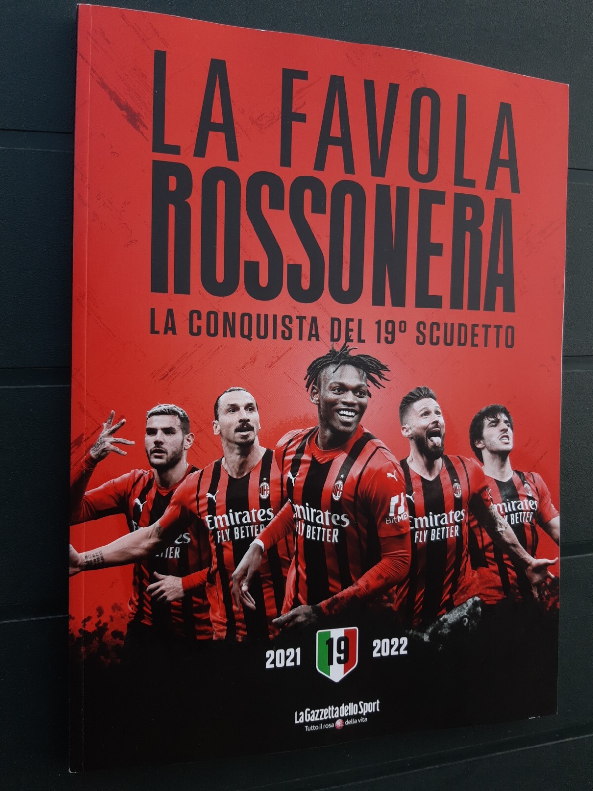 OFFICIAL BOOK AC MILAN FAIRY TALE ROSSONERA SCUDETTO N°`19 CHAMPIONS OF ITALY 2022