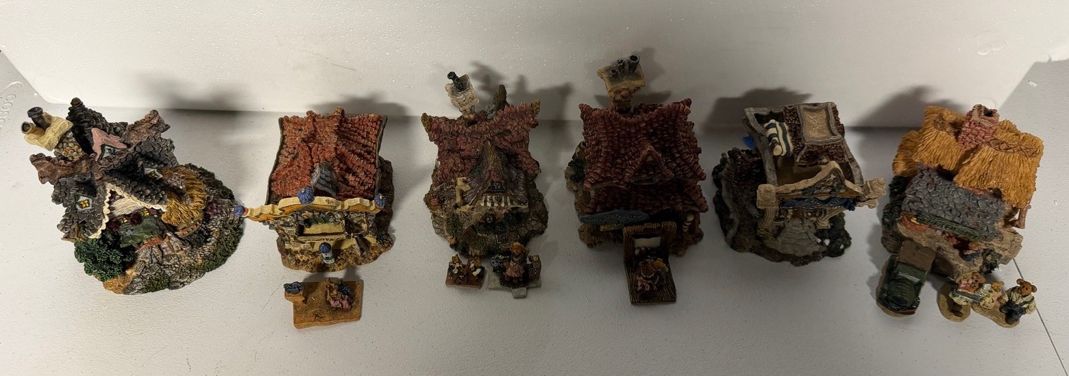 Asst of 6 Boyd’s Bear Houses With Some Accessories. Excellent Condition