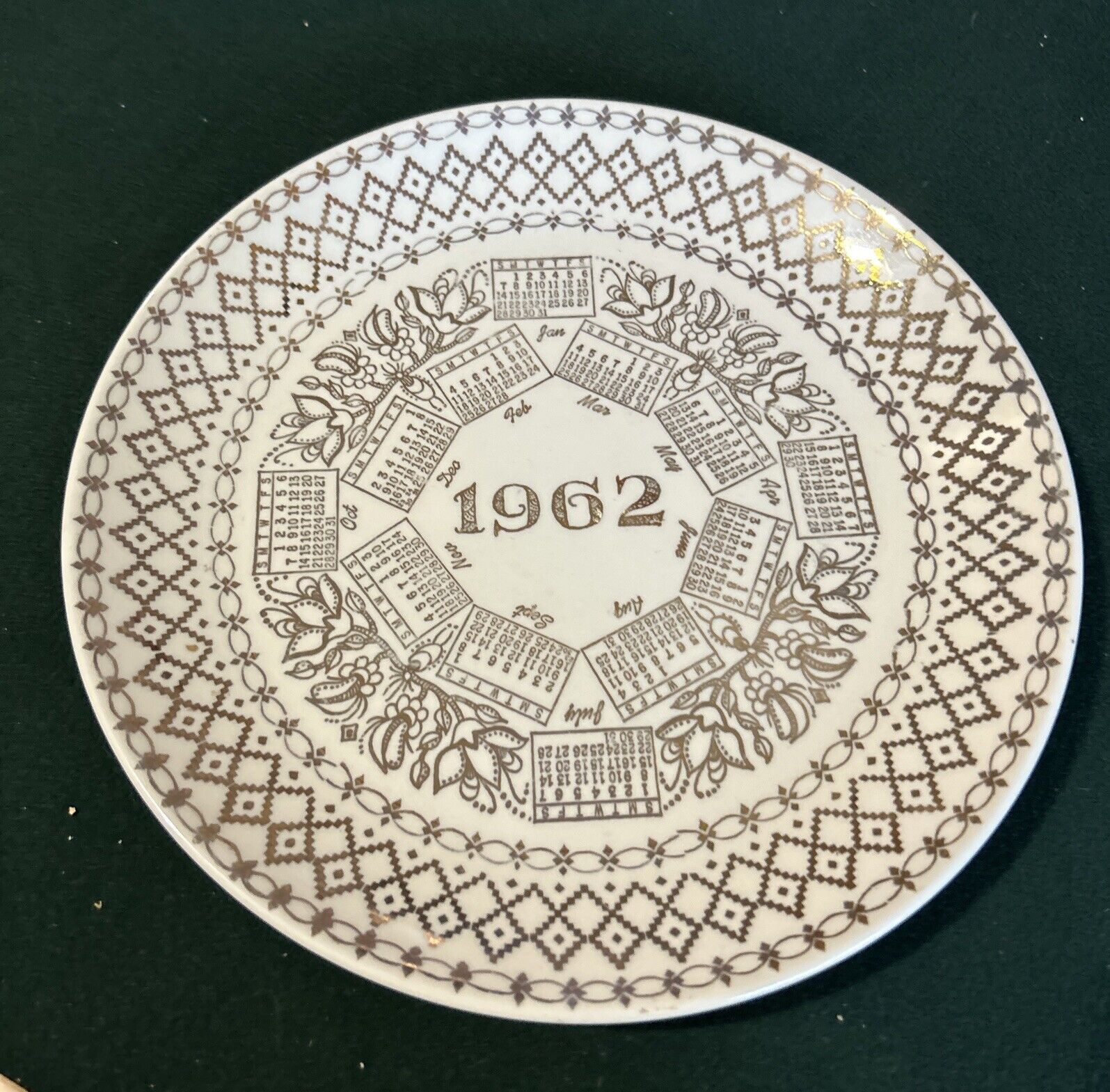 VINTAGE 1962 CALENDAR PLATE GOLD AND WHITE