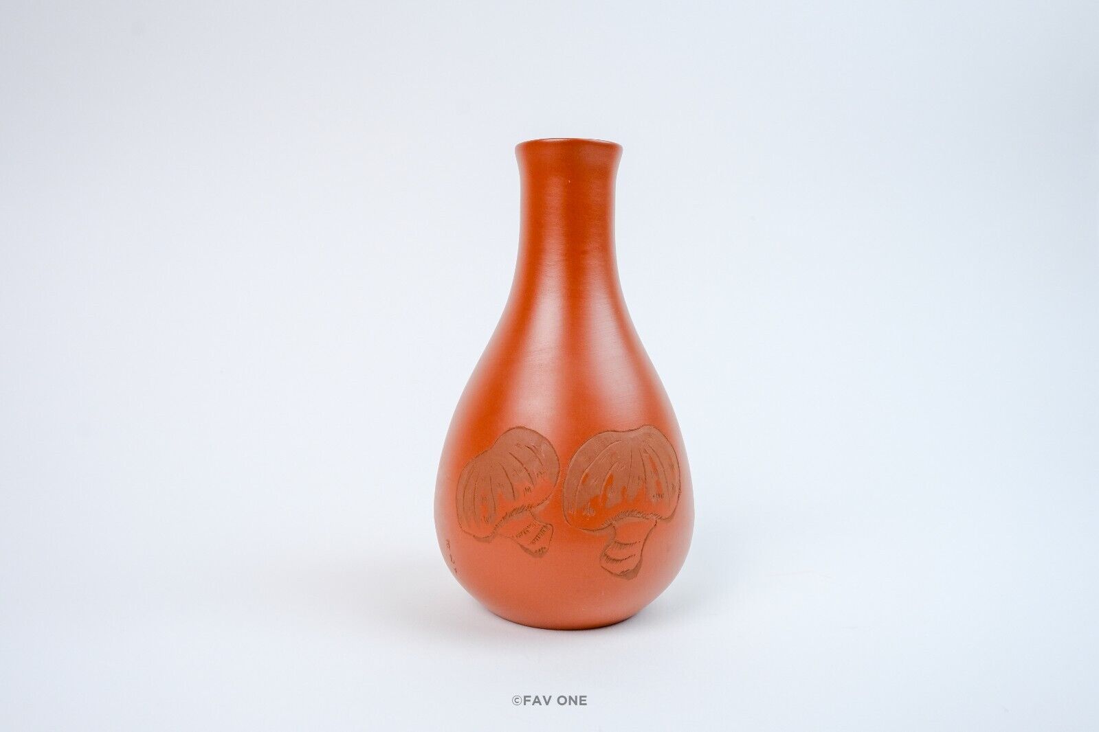 「MADE IN JAPAN Tokoname ware 」tokkuri sake bottle and two cups.
