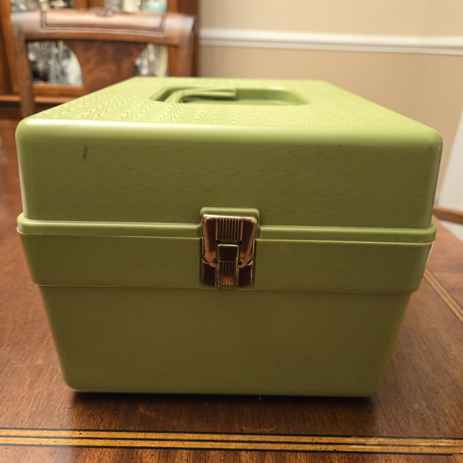 VTG 1970s Wil-hold Avocado Green Sewing Box Caddy Cannon Royal Family Graphic