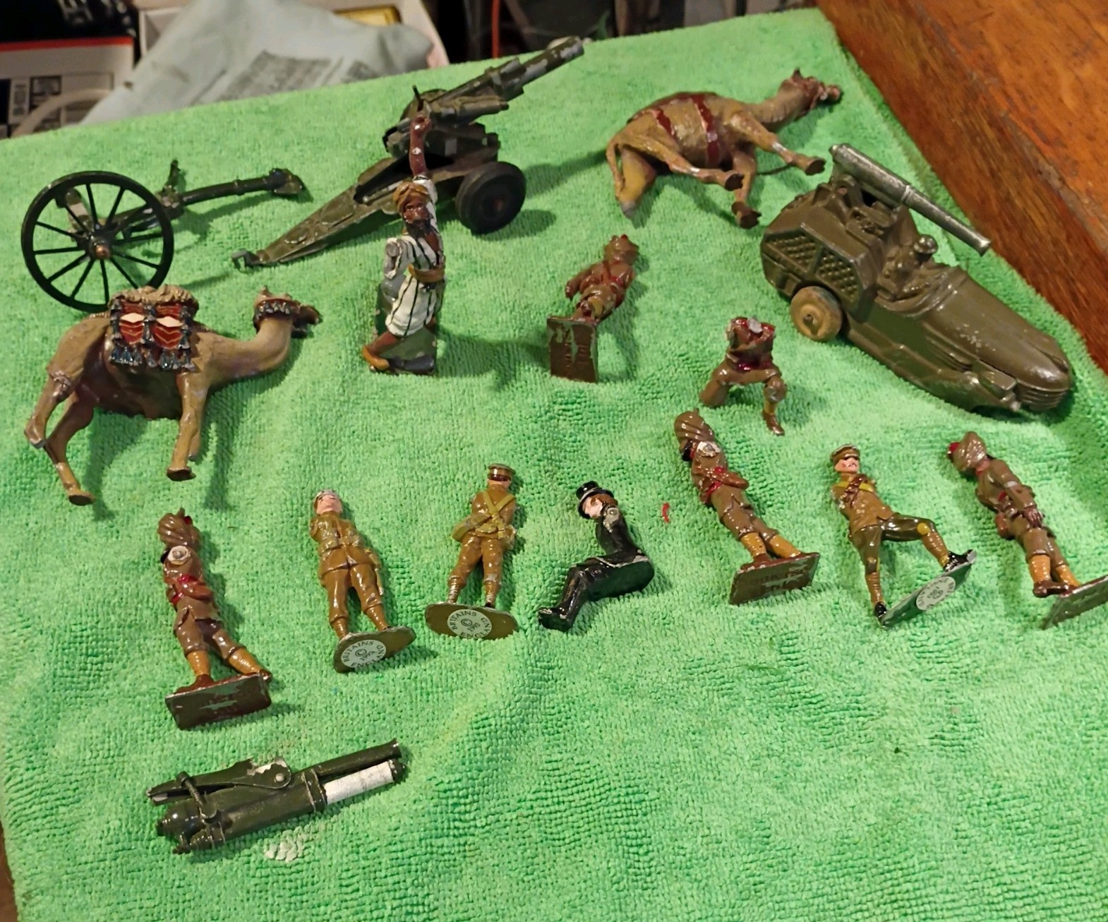 Large Lot of 15 Vintage Damaged  Makers Toy Soldiers for Parts / Restoration