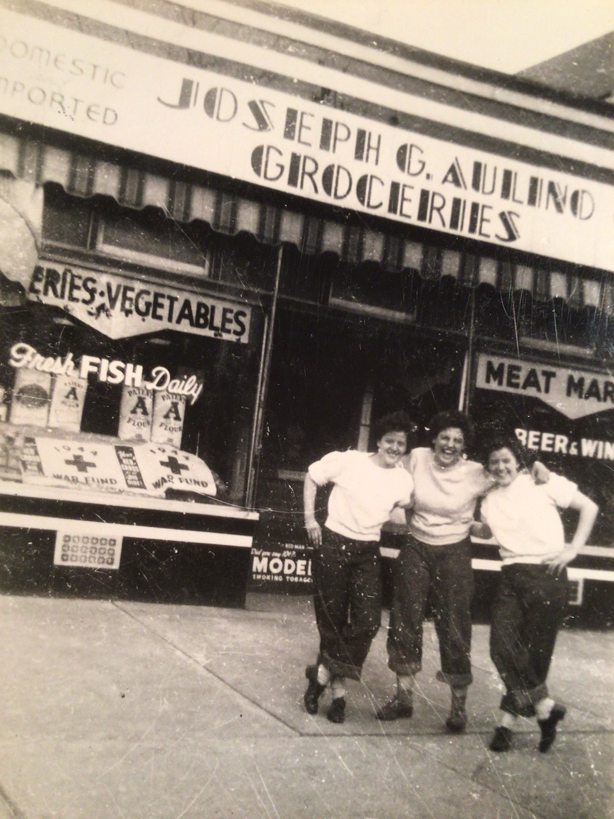 1944 VTG PHOTO 3 Girls AULINO ITAIAN GROCERY STORE Brown St. Cuyahoga Falls OH 1944 VTG PHOTO 3 Girls AULINO ITAIAN GROCERY STORE Brown St. Cuyahoga Falls OH