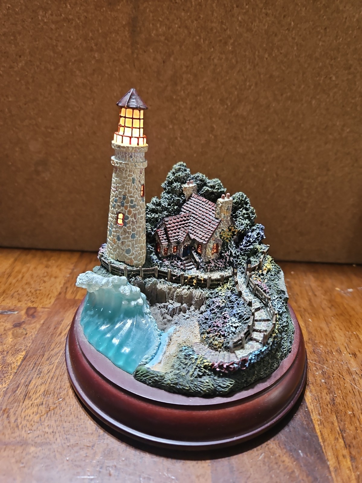 1999 Thomas Kinkade “The Light of Peace” Illuminated Lighthouse #J8002 Tested * 1999 Thomas Kinkade “The Light of Peace” Illuminated Lighthouse #J8002 Tested *