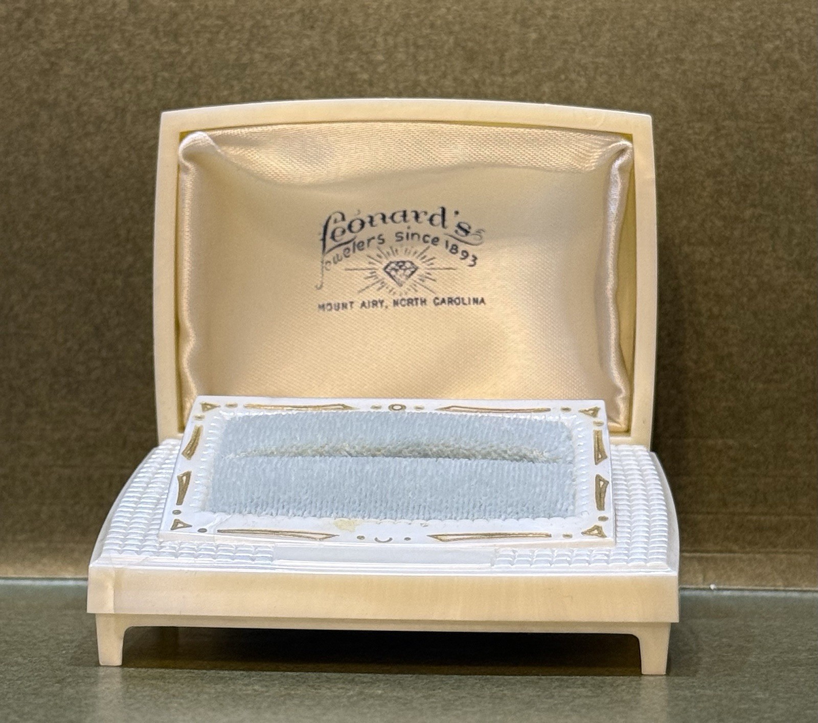 ART DECO CELLULOID LEONARD’S RING BOX MT AIRY NC MOUNT CAROLINA FOOTED 1893