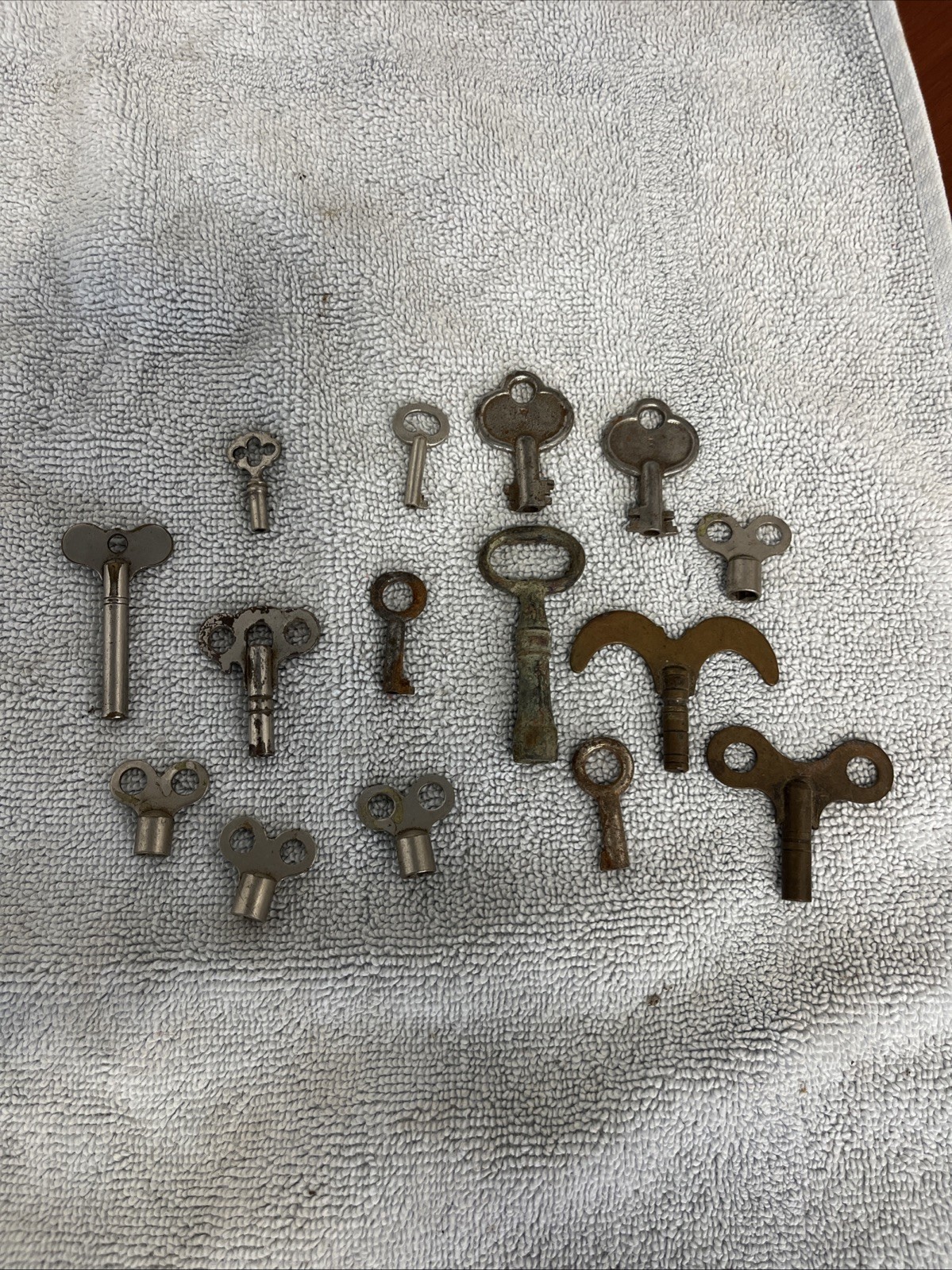 Lot Of 15 Clock Winding Keys. 