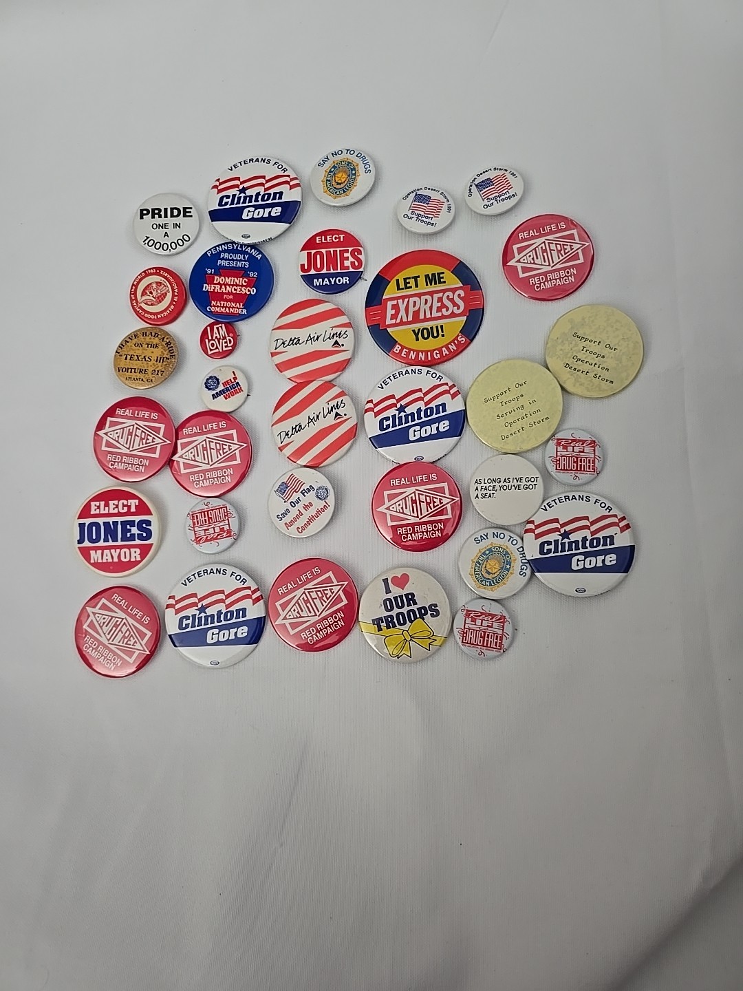 Lot of 33 Buttons Vintage (H)