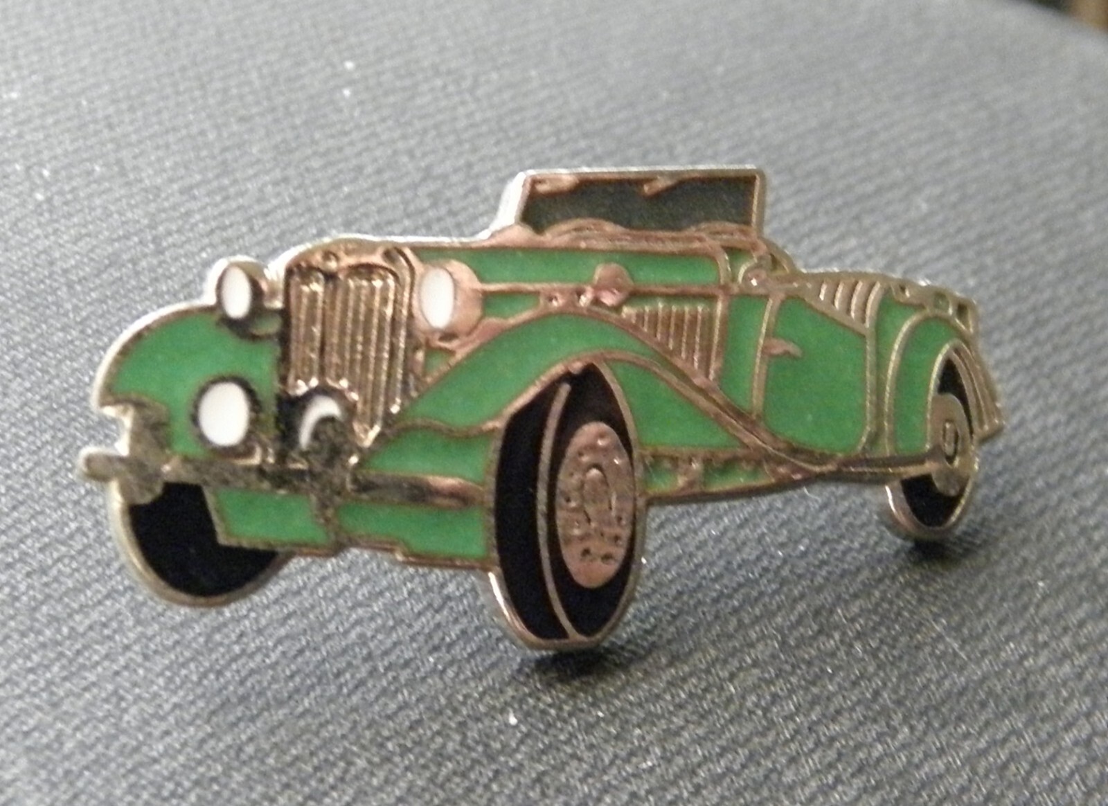 GREEN MG TD BRITISH AUTOMOBILE CAR LAPEL PIN BADGE 1.25 INCH