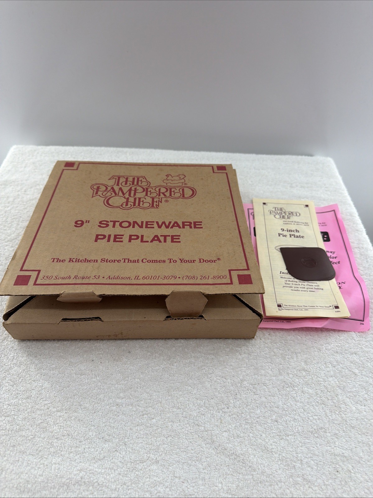 The Pampered Chef 9 in Round Stoneware Pie Plate Baking Dish, Beige w/scraper The Pampered Chef 9 in Round Stoneware Pie Plate Baking Dish, Beige w/scraper