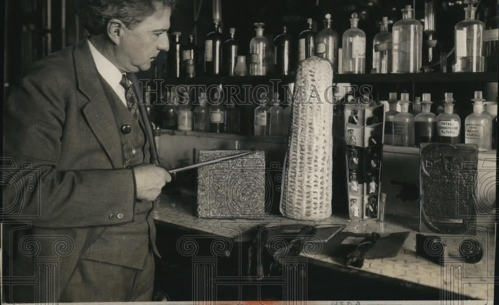 1932 Press Photo Dr WW Skinner & block of heat insulating material in a lab