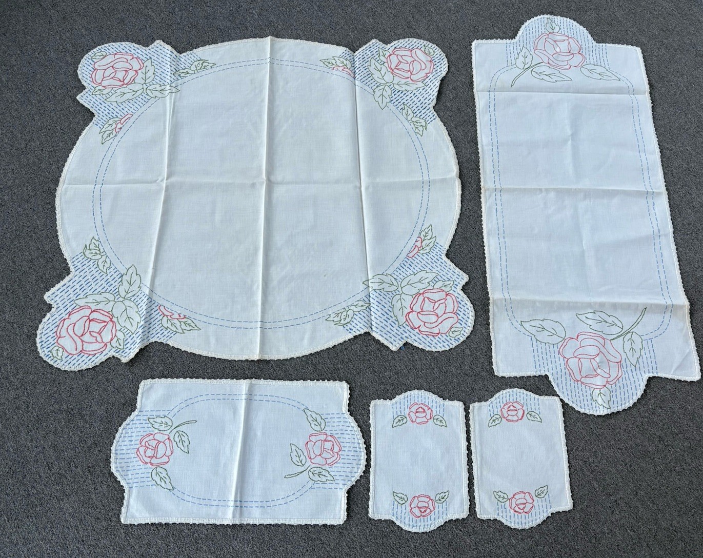 Beautiful MATCHING Set vintage embroidered Round table linen & Doilies 5 Pieces