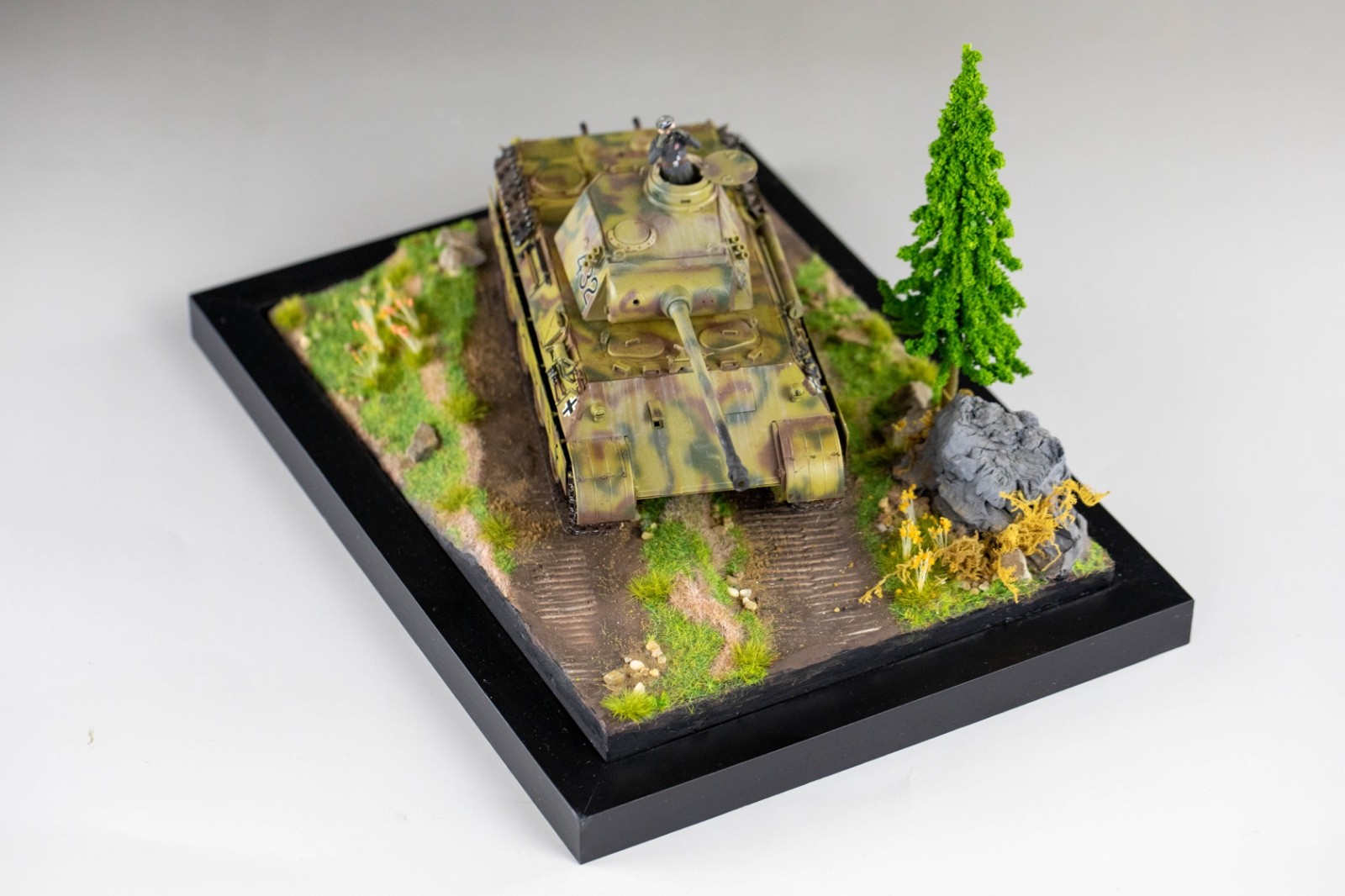 1/35 WWII German Panther Tank Spring Diorama – Pro Built & Painted Tank Model