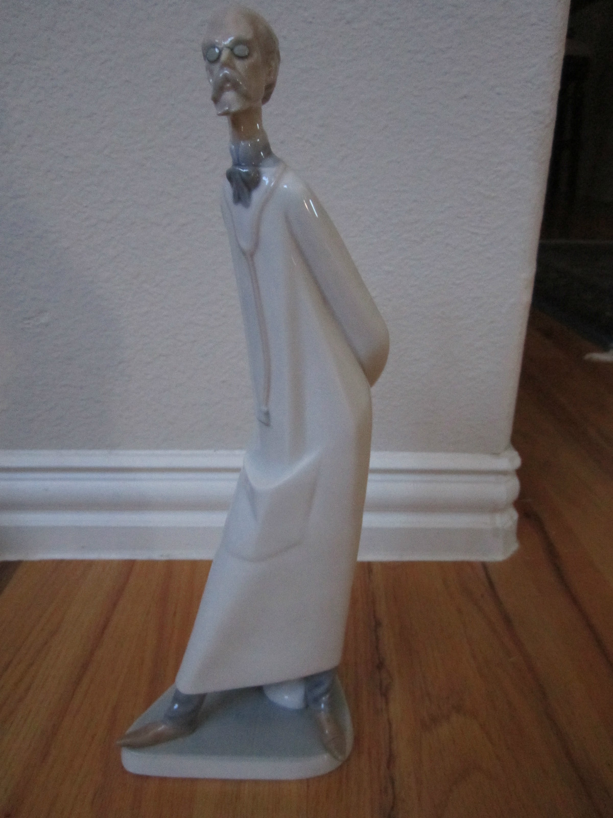 VINTAGE LLADRO MAN WITH HIS ARMS BEHIND HIS BACK - 14 1/4\