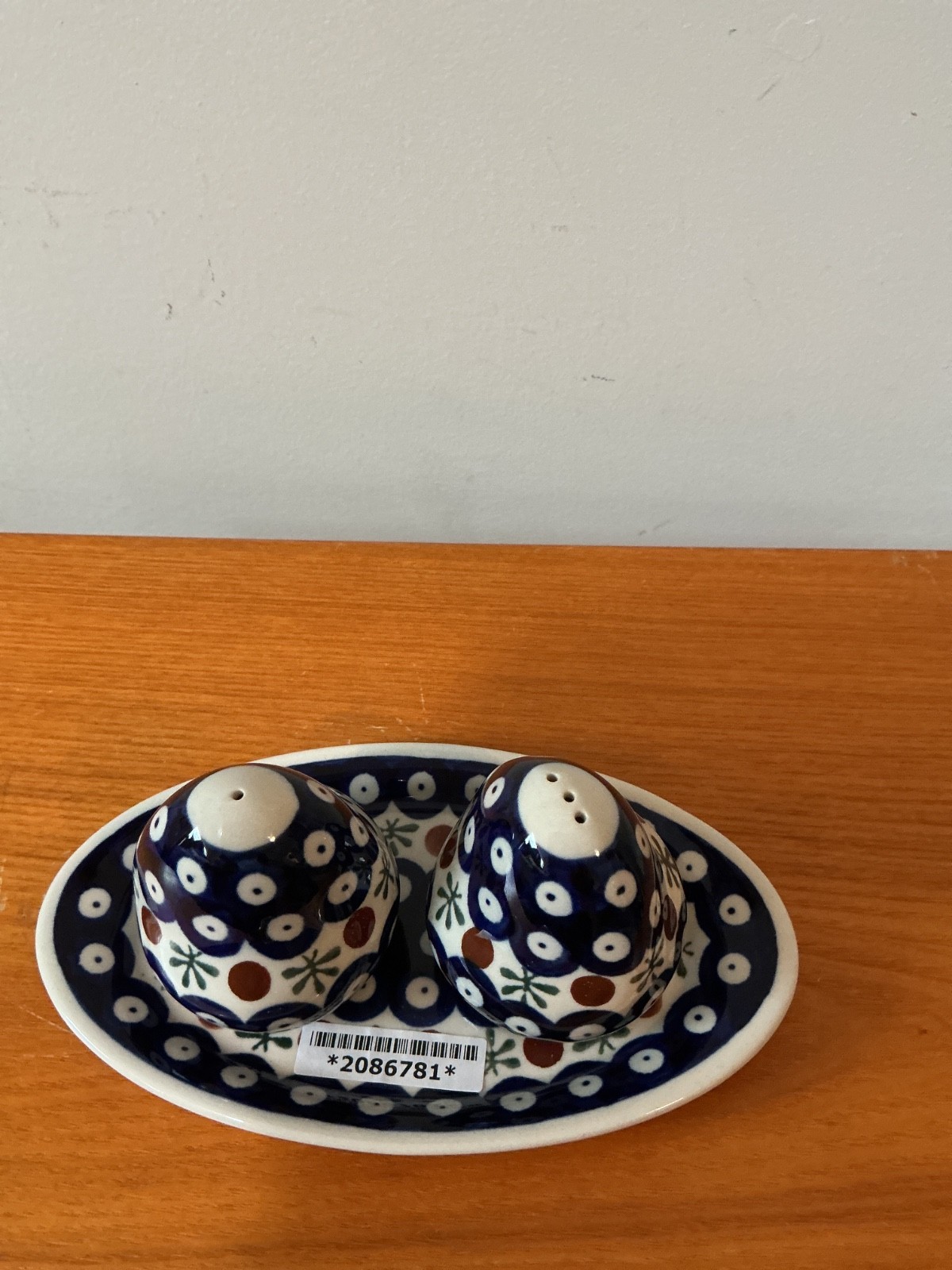 salt and pepper shaker set is crafted by Zakłady Ceramiczne Bolesławiec in Polan