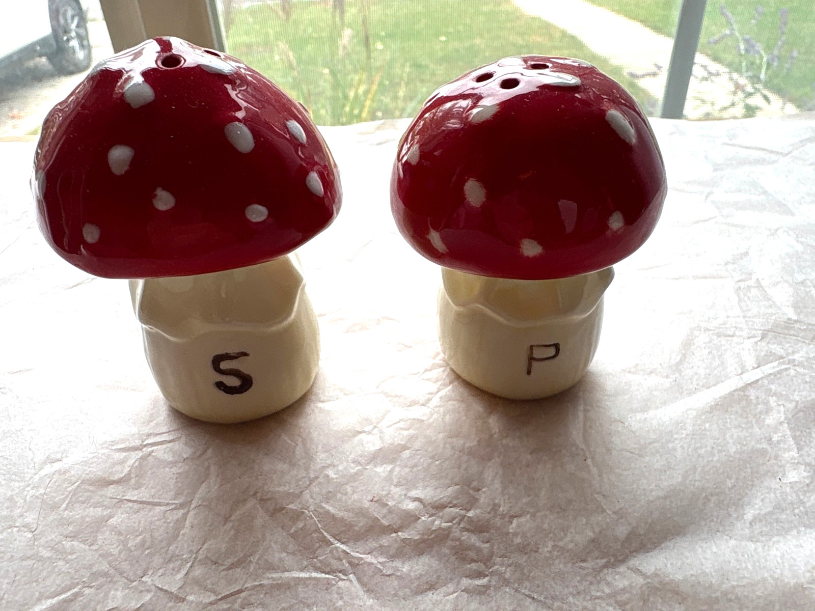 L@@K Beautiful Set Vintage Red & White Mushroom Salt and Pepper Shakers