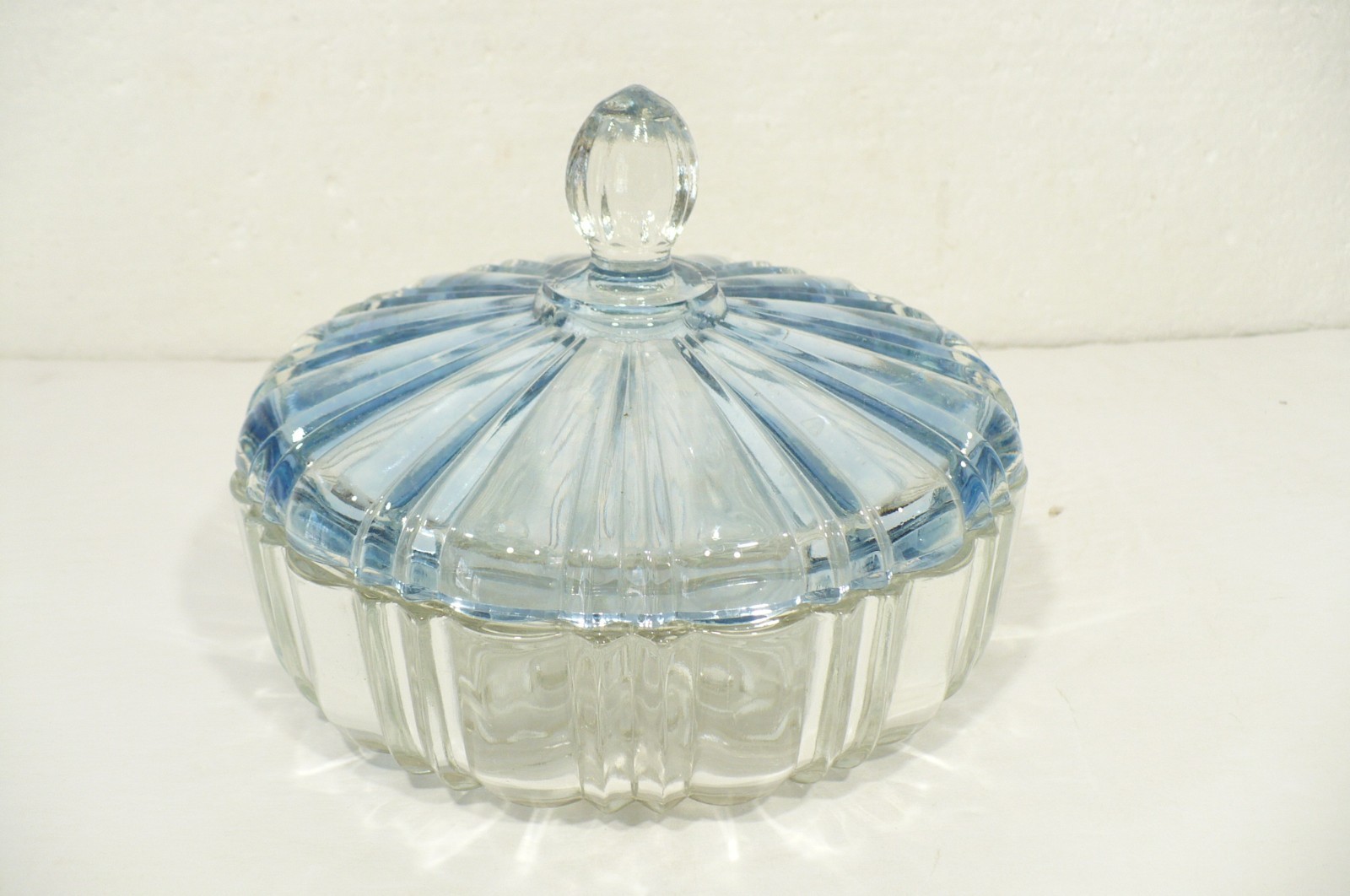 1 Vintage Anchor Hocking 1940s Clear Cut Glass Blue Covered Candy Dish 7\