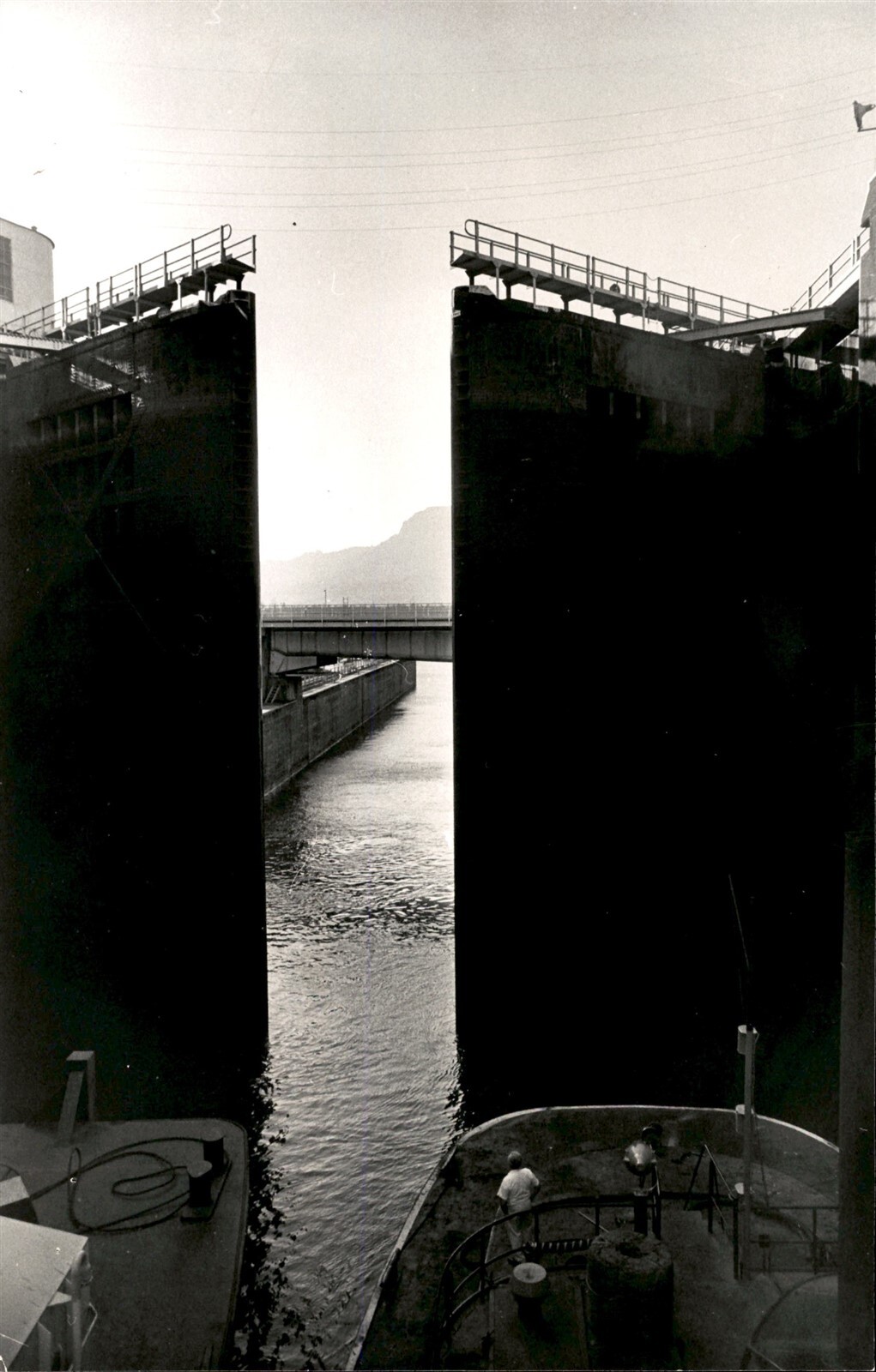 LG1 '70 Orig Roy Scully Photo TOWBOAT BANNOCK PASSING BEACON ROCK BONNEVILLE DAM