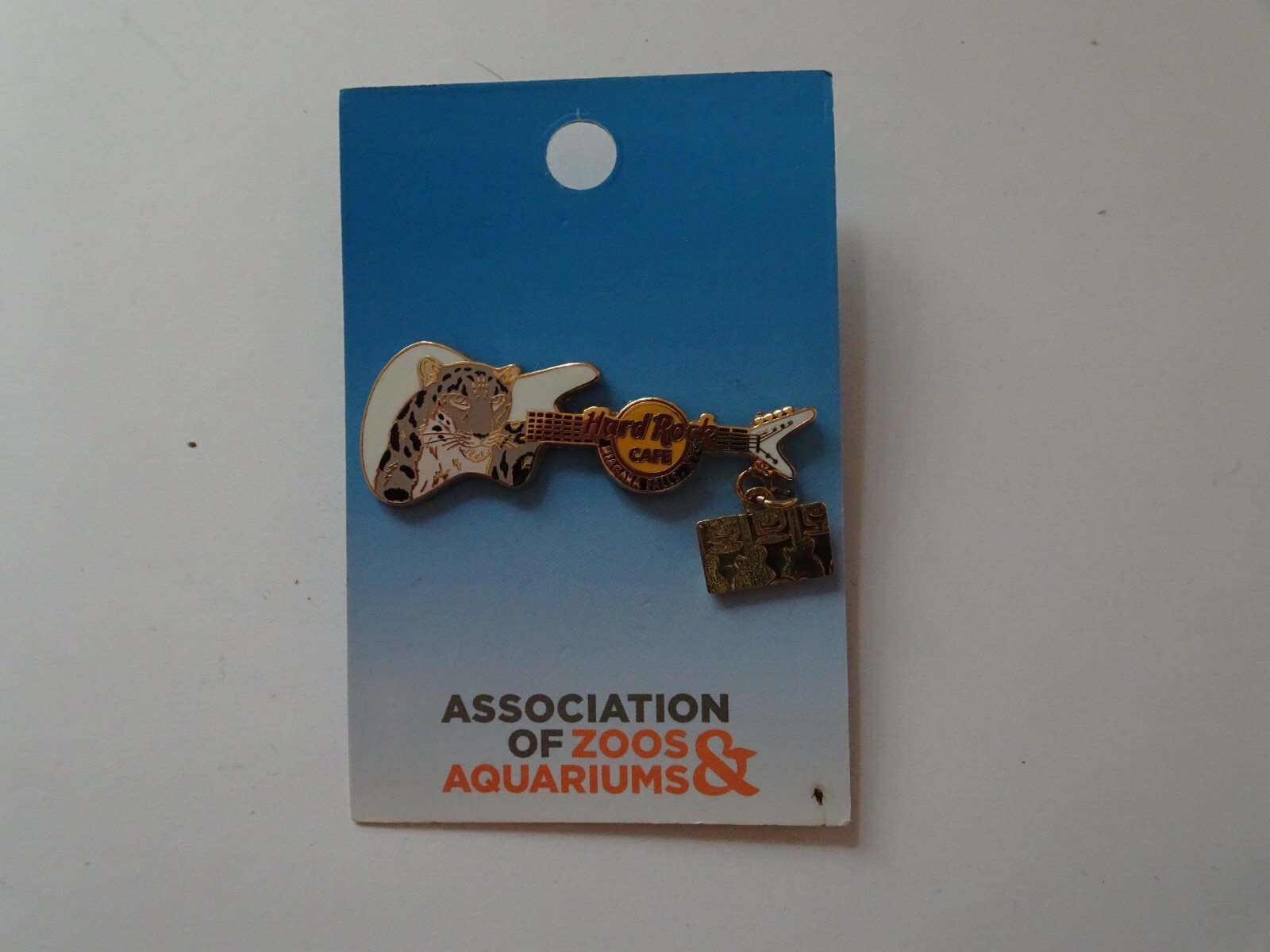 Hard Rock Cafe pin Niagara Falls NY Endangered Species Guitar Snow Leopard 2011