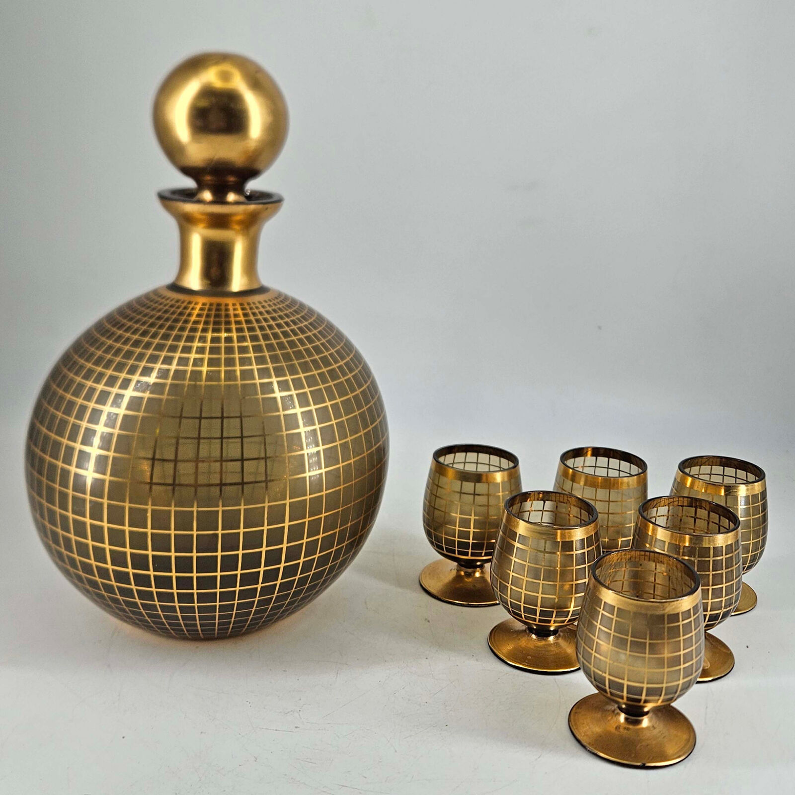 Vintage Art Deco gold grid round decanter w stopper 6 cordial liquor glasses set