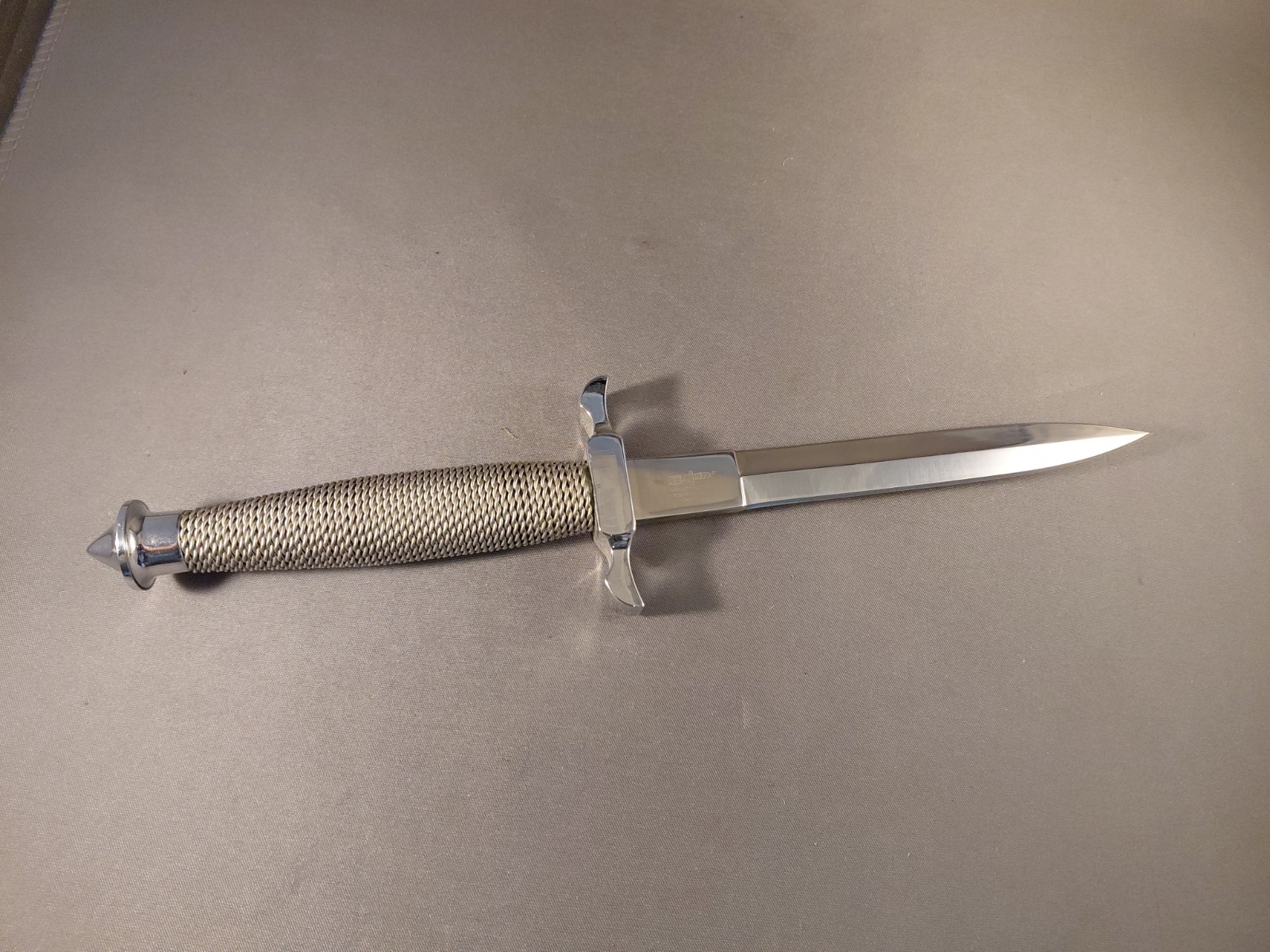 GIL HIBBEN GIL HIBBEN