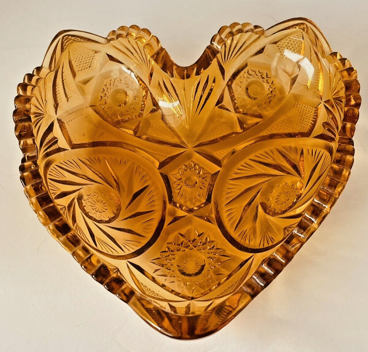Amber Glass Heart Trinket/Candy Dish Pin Wheel Sawtooth Edge L.E. Smith Vintage