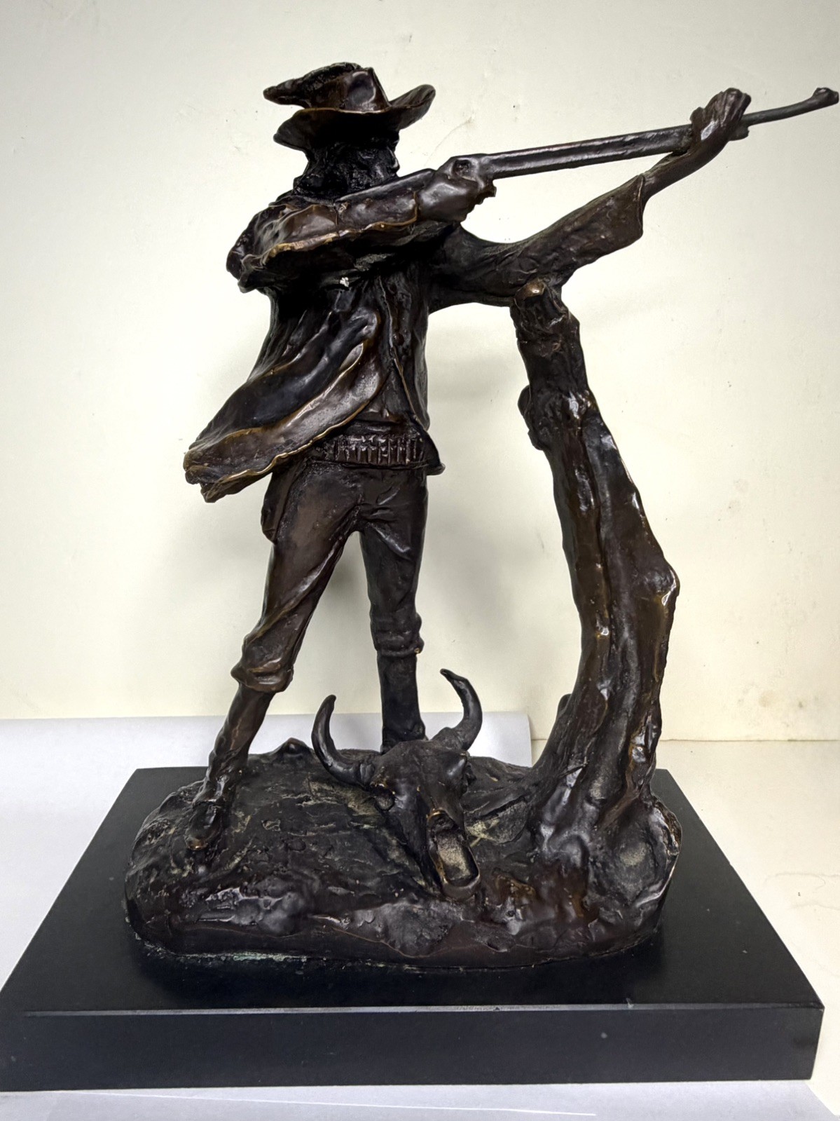  BEAUTIFUL BRONZE SCULPTURE STATUE OF COWBOY RIFLEMAN SIGNED \