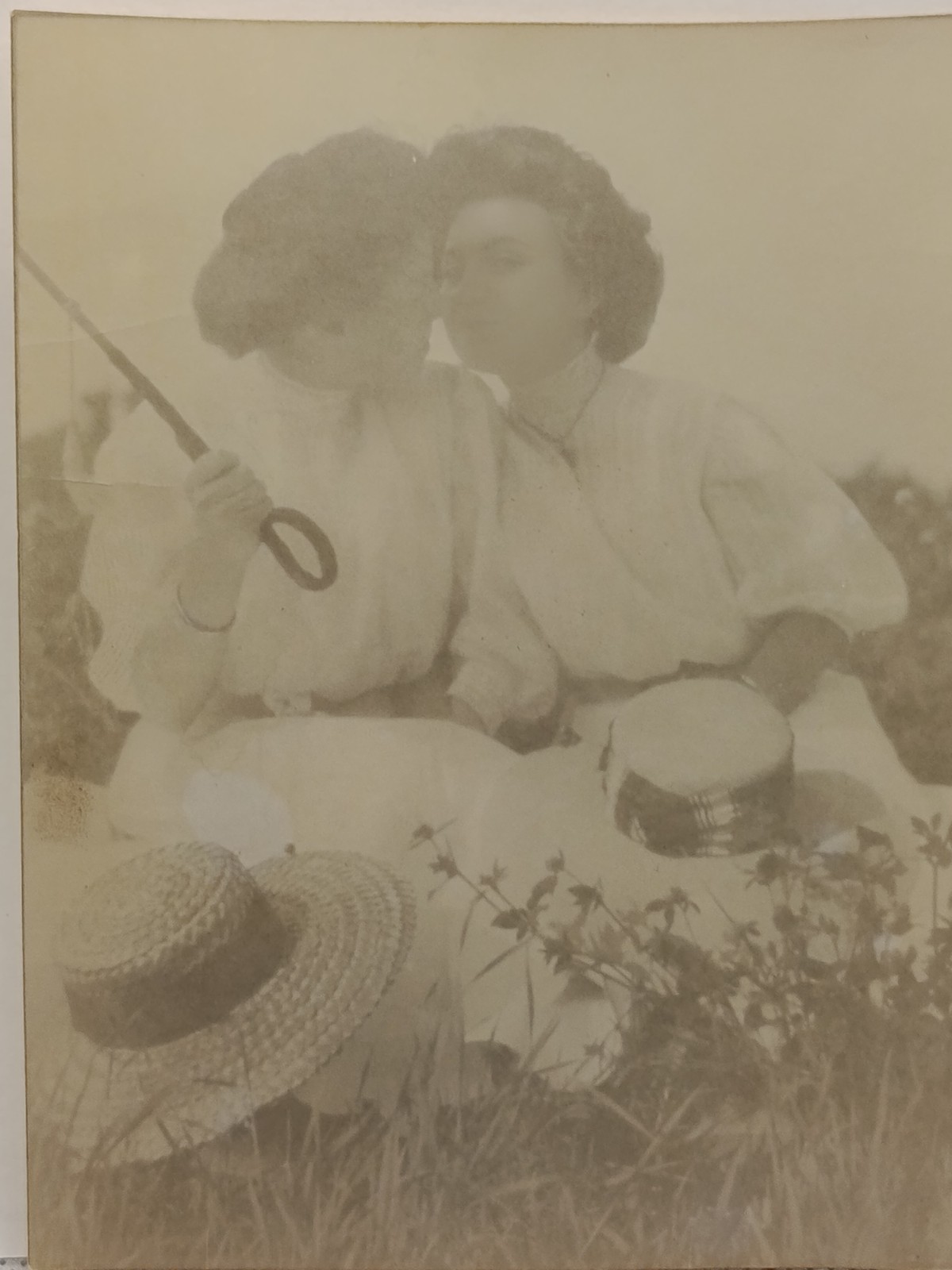 1**Original vintage photograph: women kissing.
