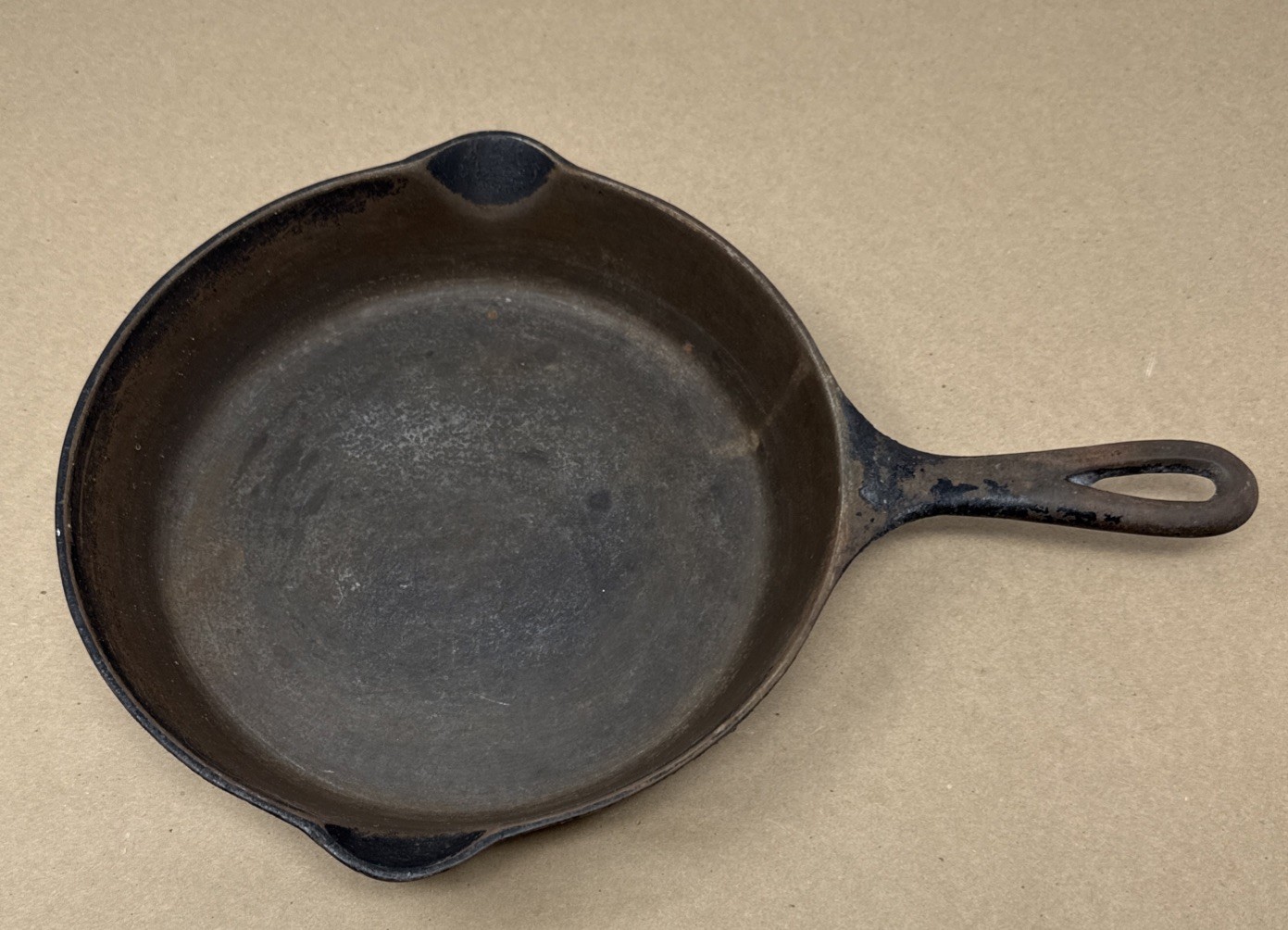 Vintage 1930s Lodge #6 Cast Iron Skillet Single Notch Heat Ring Raised N