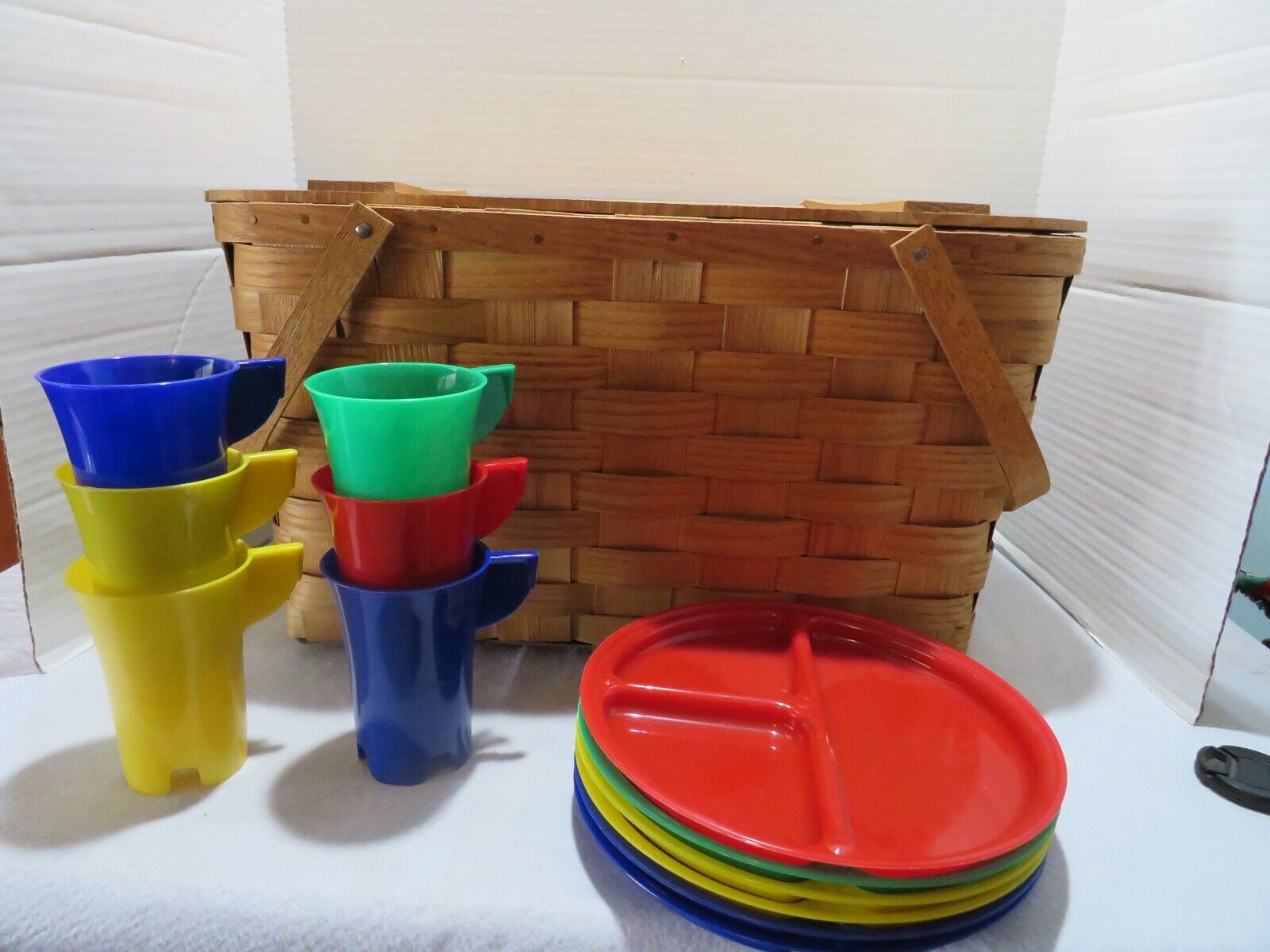 VTG 1950'S WOVEN WOOD PICNIC BASKET W/CUPS & PLATES BY JERYWIL