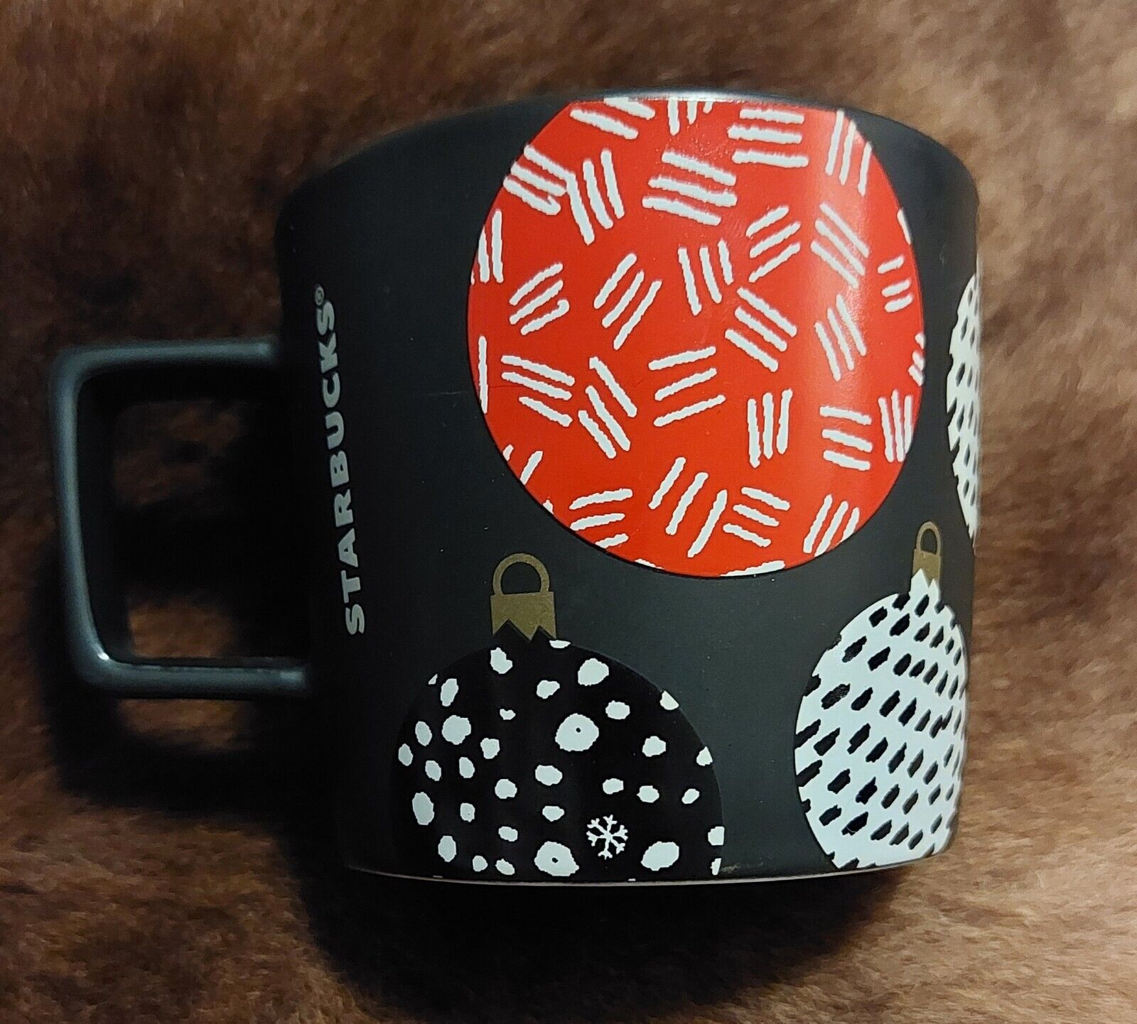 2016 Starbucks Christmas Ornament Matte Black Red White Gold 14oz Coffee Mug Cup