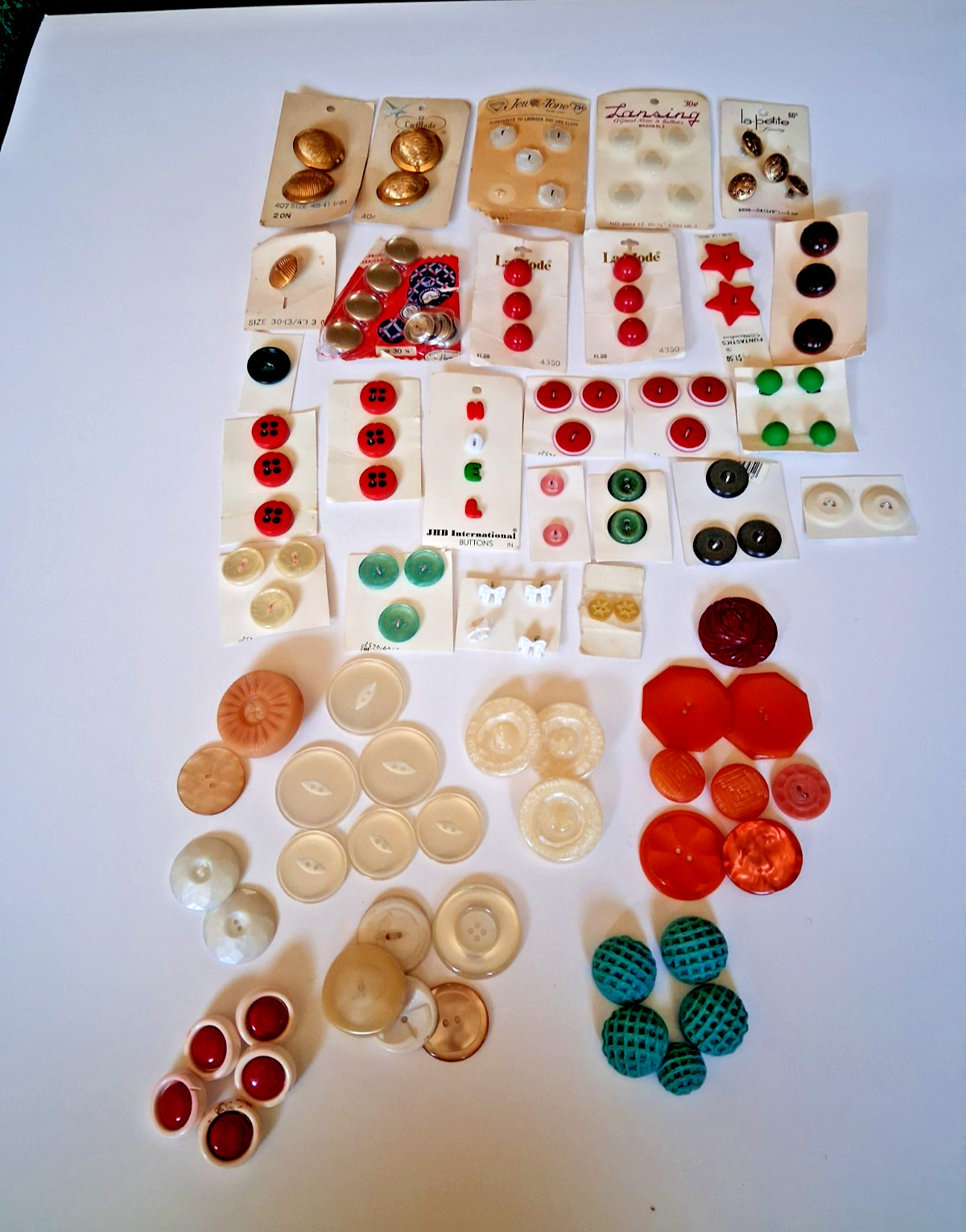 1 LOT OF VINTAGE BOTTONS ON ORIGINAL CARDS + LOOSE AND MATCHING SETS