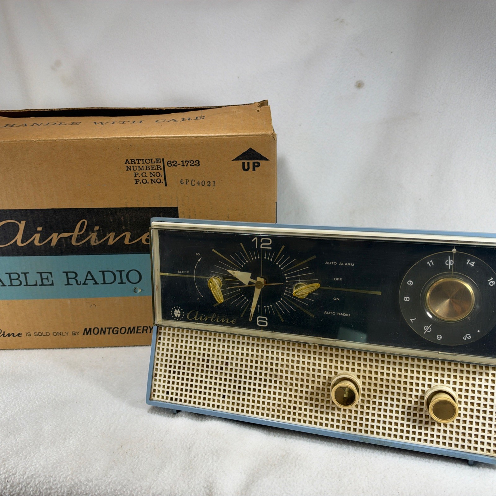 Vintage 1950’s Montgomery Ward AM Radio Clock Alarm GTM 1823A Blue White (works Vintage 1950’s Montgomery Ward AM Radio Clock Alarm GTM 1823A Blue White (works