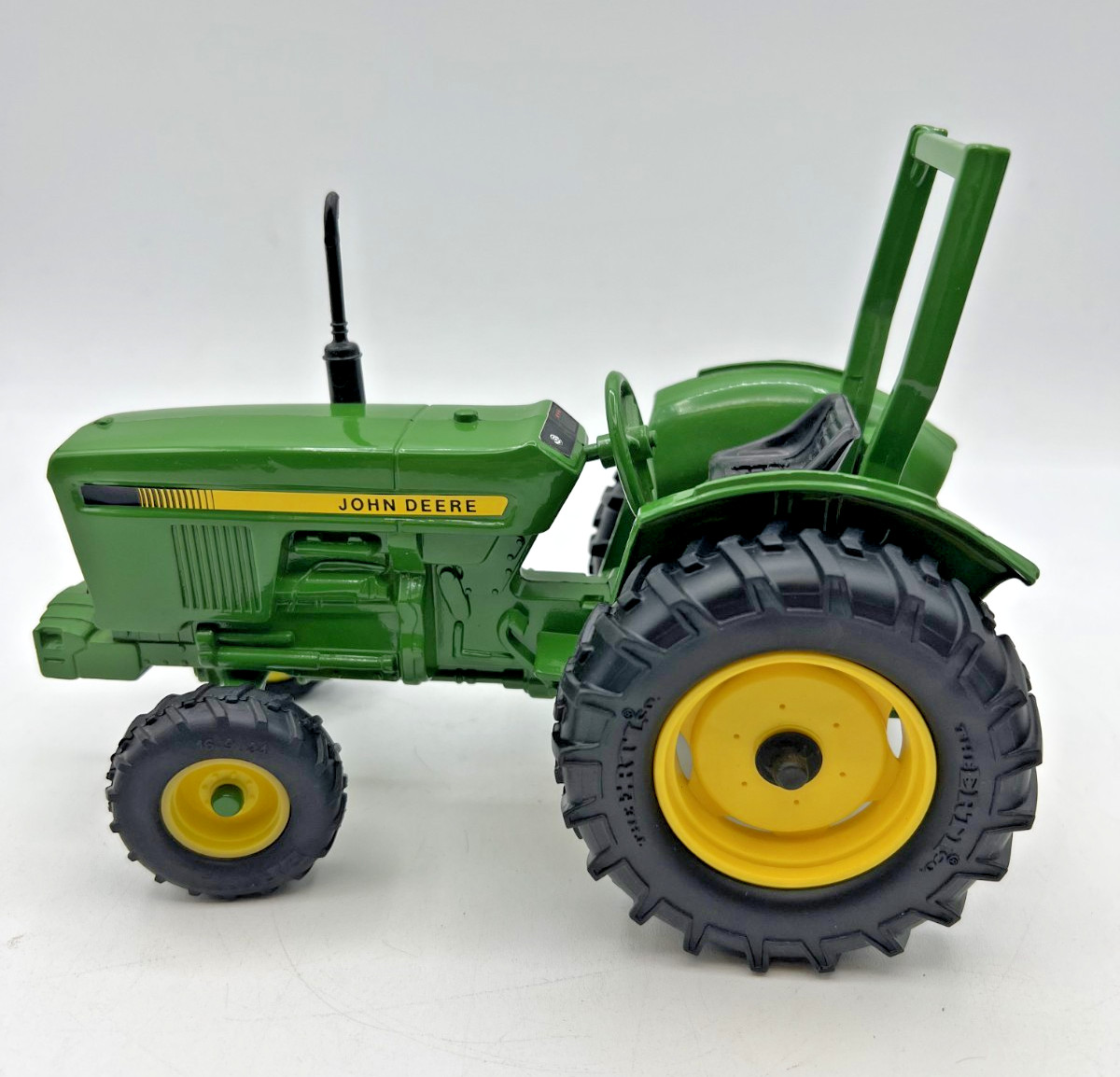 VTG Ertl John Deere 950 Compact Utility Tractor 1/16 Scale Diecast Metal USA