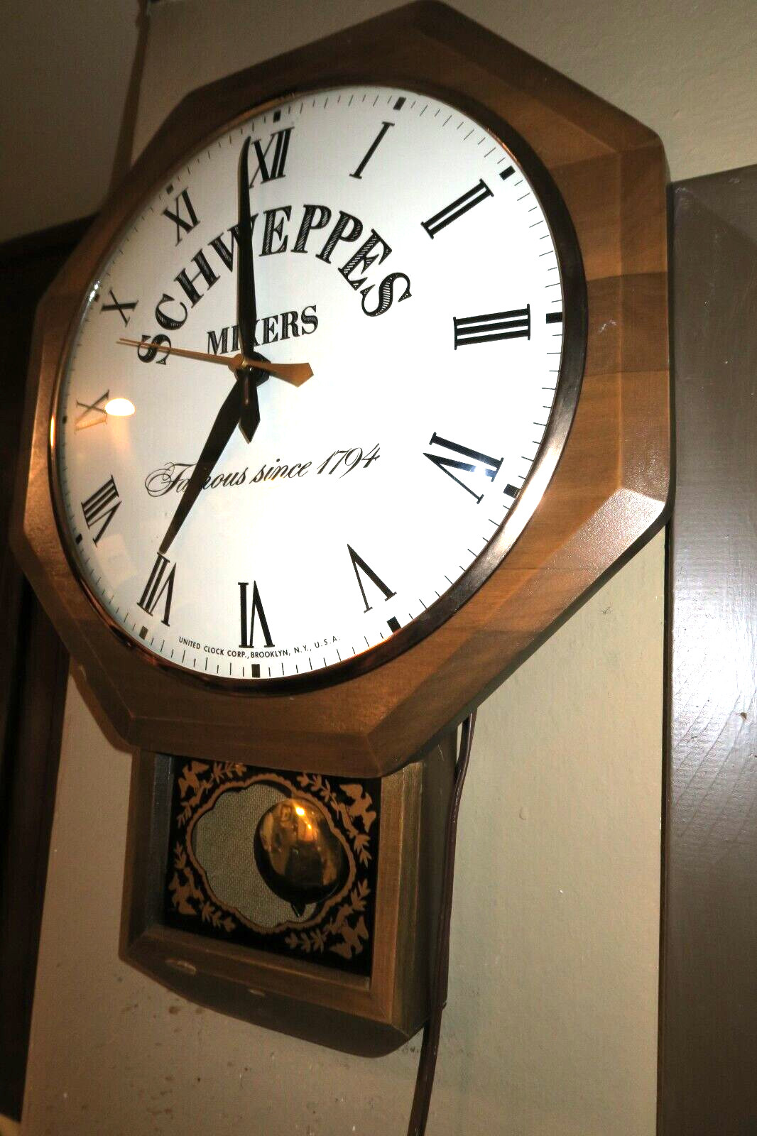 VINTAGE SCHWEPPES MIXERS WOODEN ADVERTISING ELECTRIC PENDULUM 12/1974 WALL CLOCK