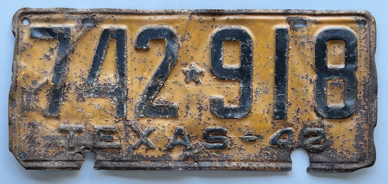 RARE 1942 TEXAS LICENSE PLATE WORLD WAR 2 ERA YELLOW AND BLACK #742918