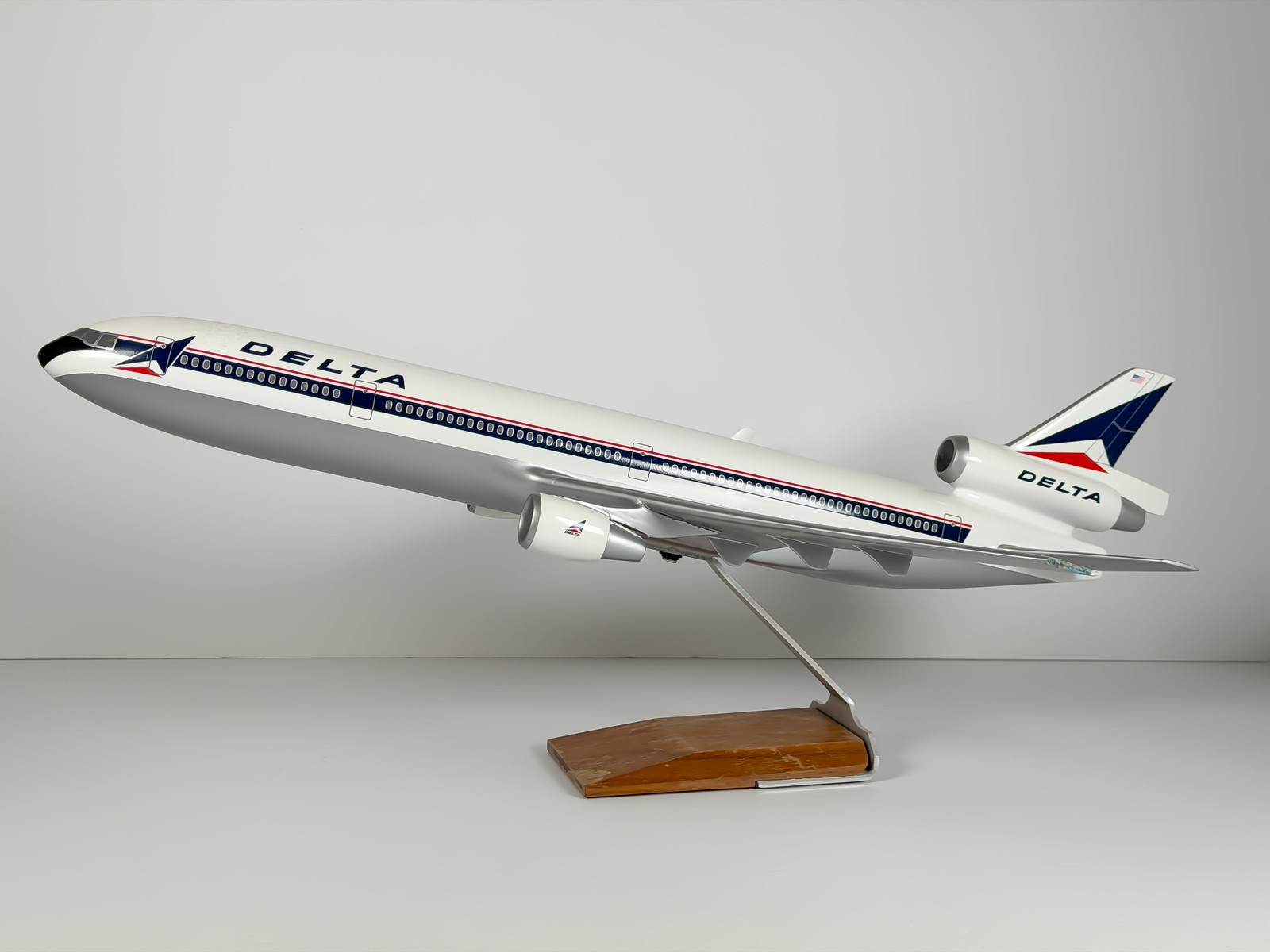 Vintage PACMIN Delta Air Lines McDonnell Douglas MD-11 1:100 Scale