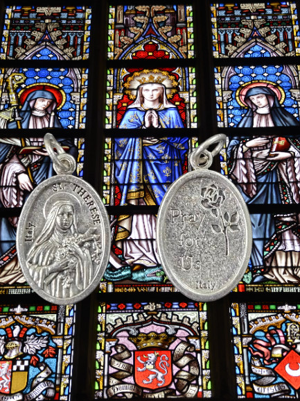 St Thérèse of Lisieux Medal - Patron Saint of Florists - 24\