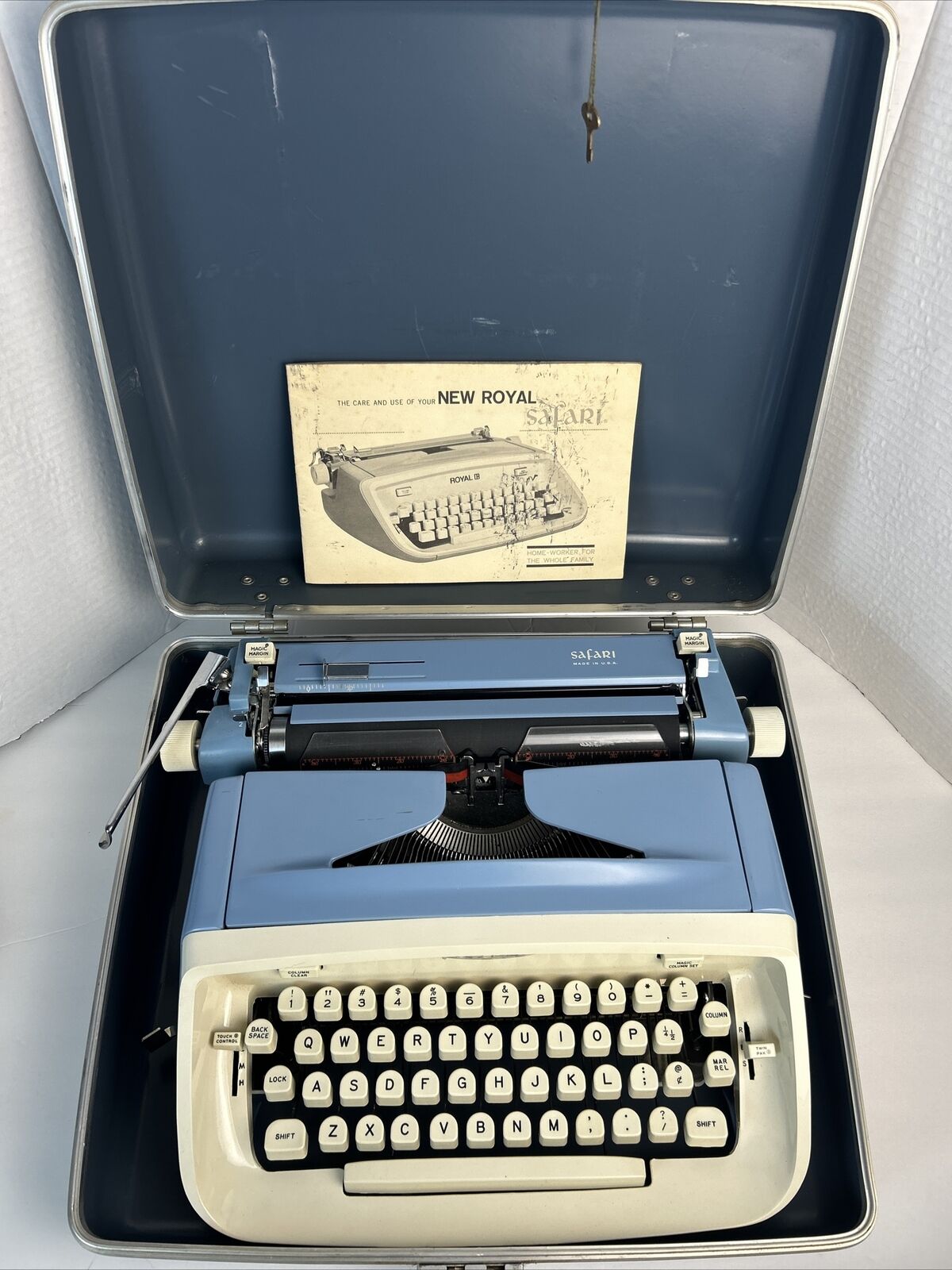 1962 New ROYAL SAFARI Typewriter w/ Case Manual & Original Key 🔑