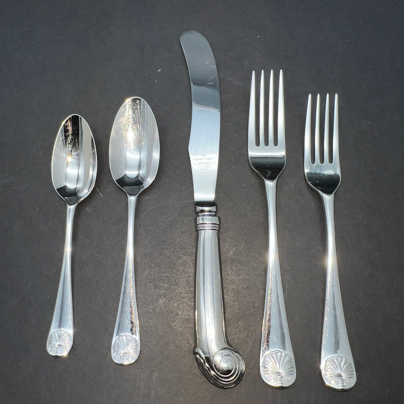5 PC Place Setting(s) WILLIAMSBURG ROYAL SHELL Kirk Stieff 18/8 Glossy Stainless