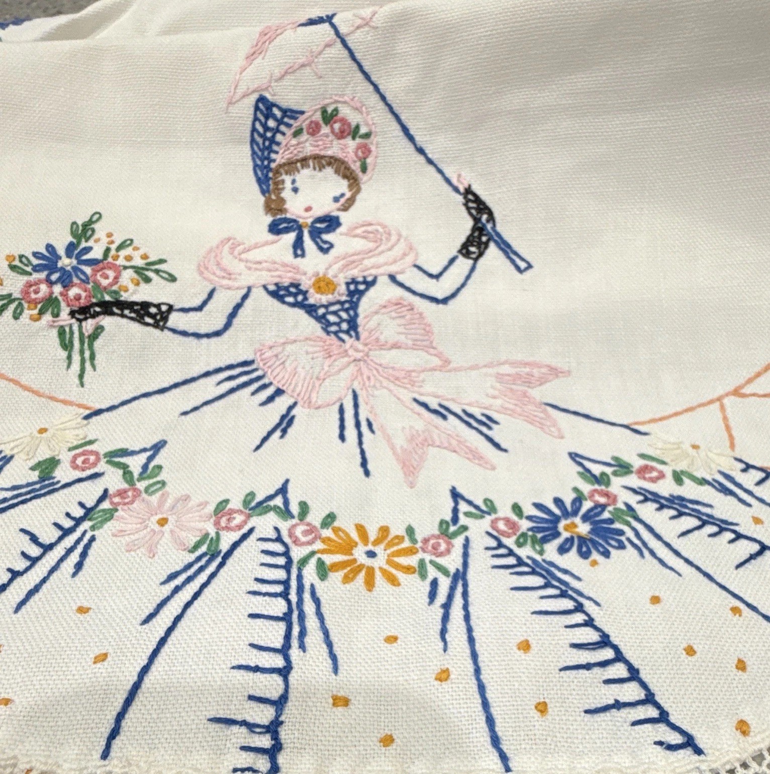 GORGEOUS 1950s Vintage Embroidered Lace Trim Table Runner Lady Umbrella Floral