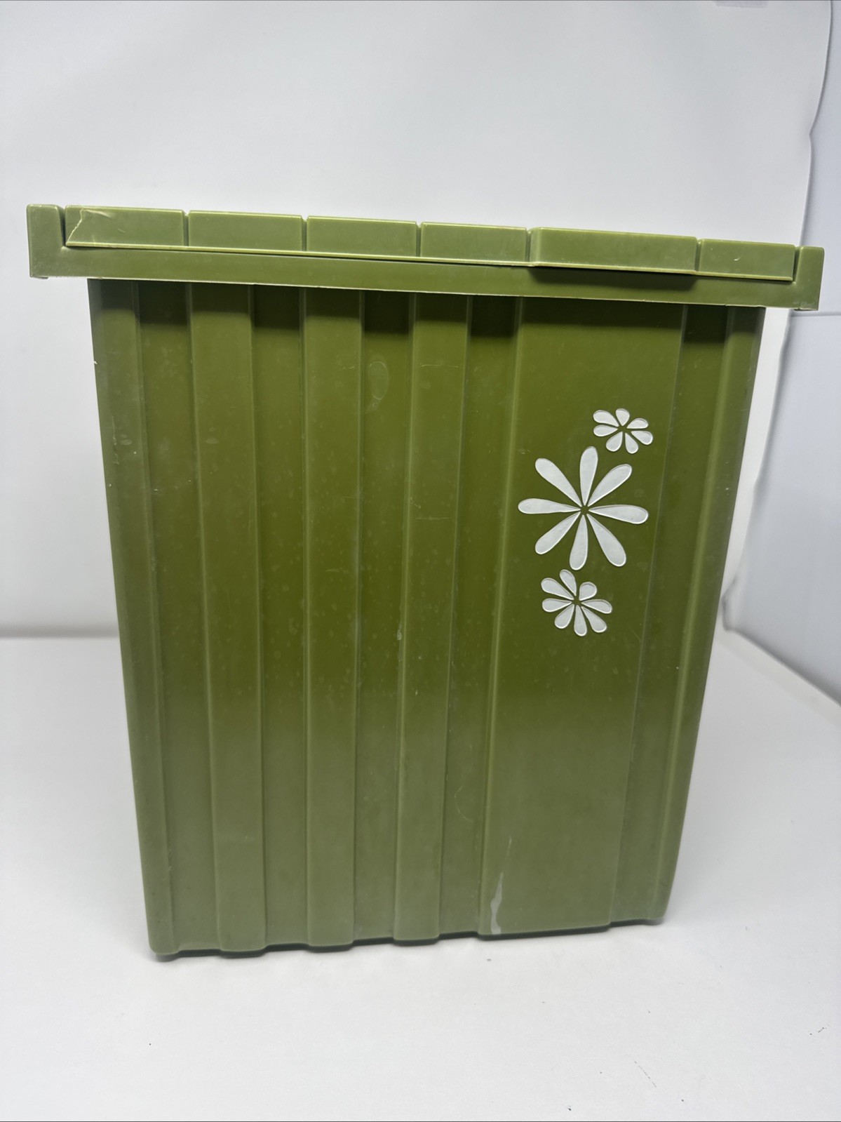 Vintage Fesco Y-123 Retro Avocado Green White Daisy Plastic Trash Can Lift Lid
