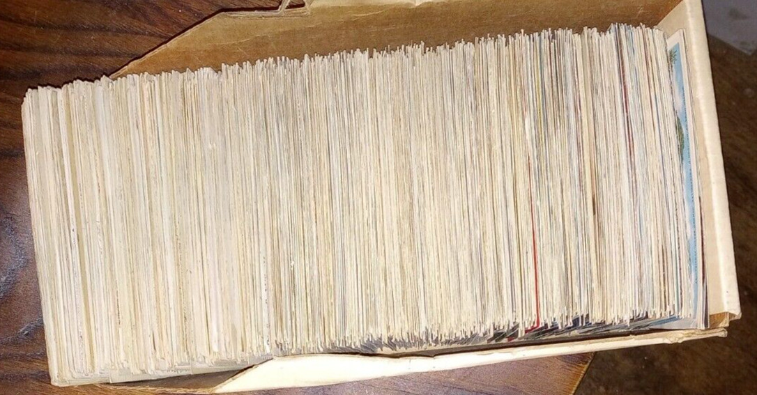 (800CT) BOX OF HOLIDAY AND GREETING POSTCARDS FOR ANDREA
