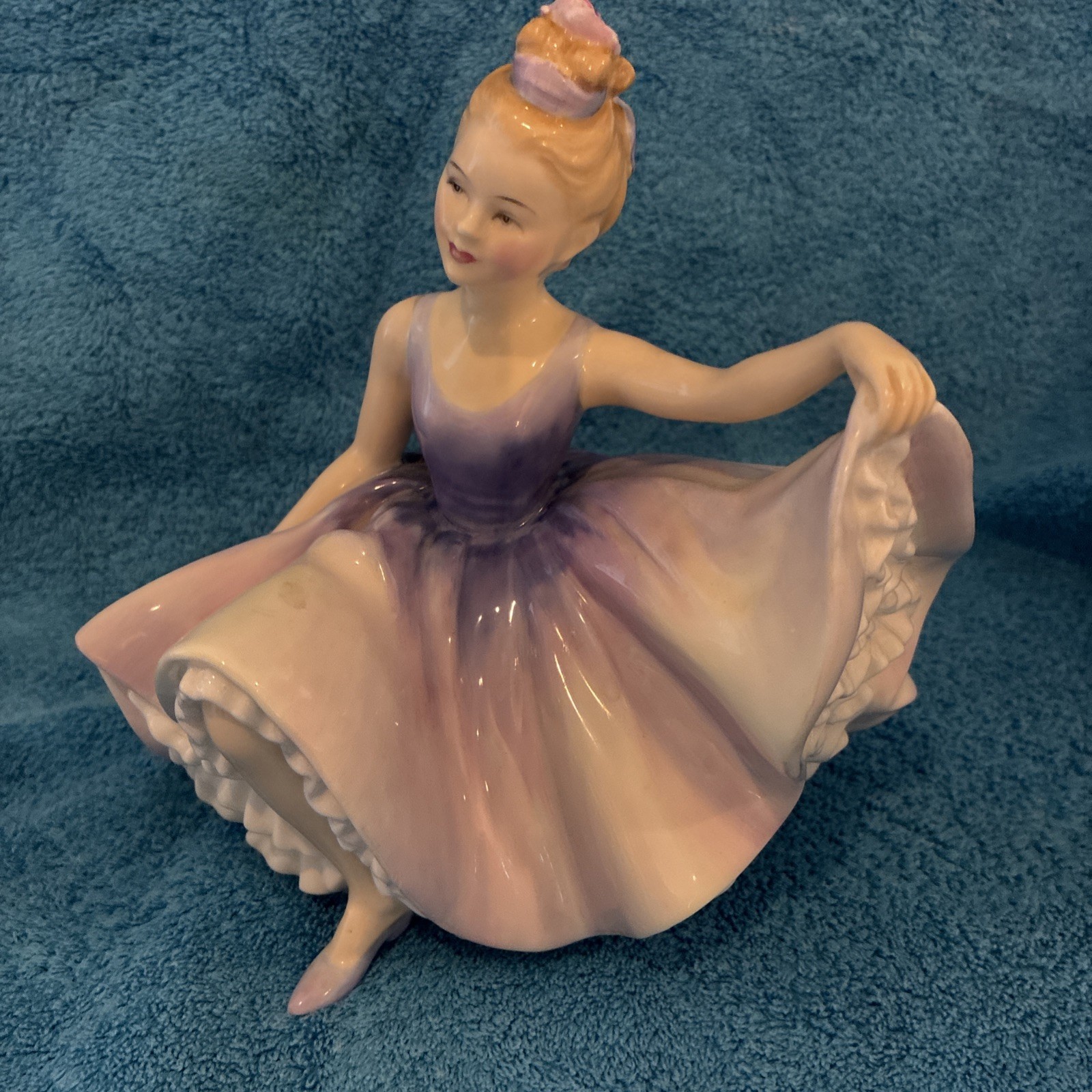 ROYAL DOULTON FIGURINE DANCING YEARS HN 2235