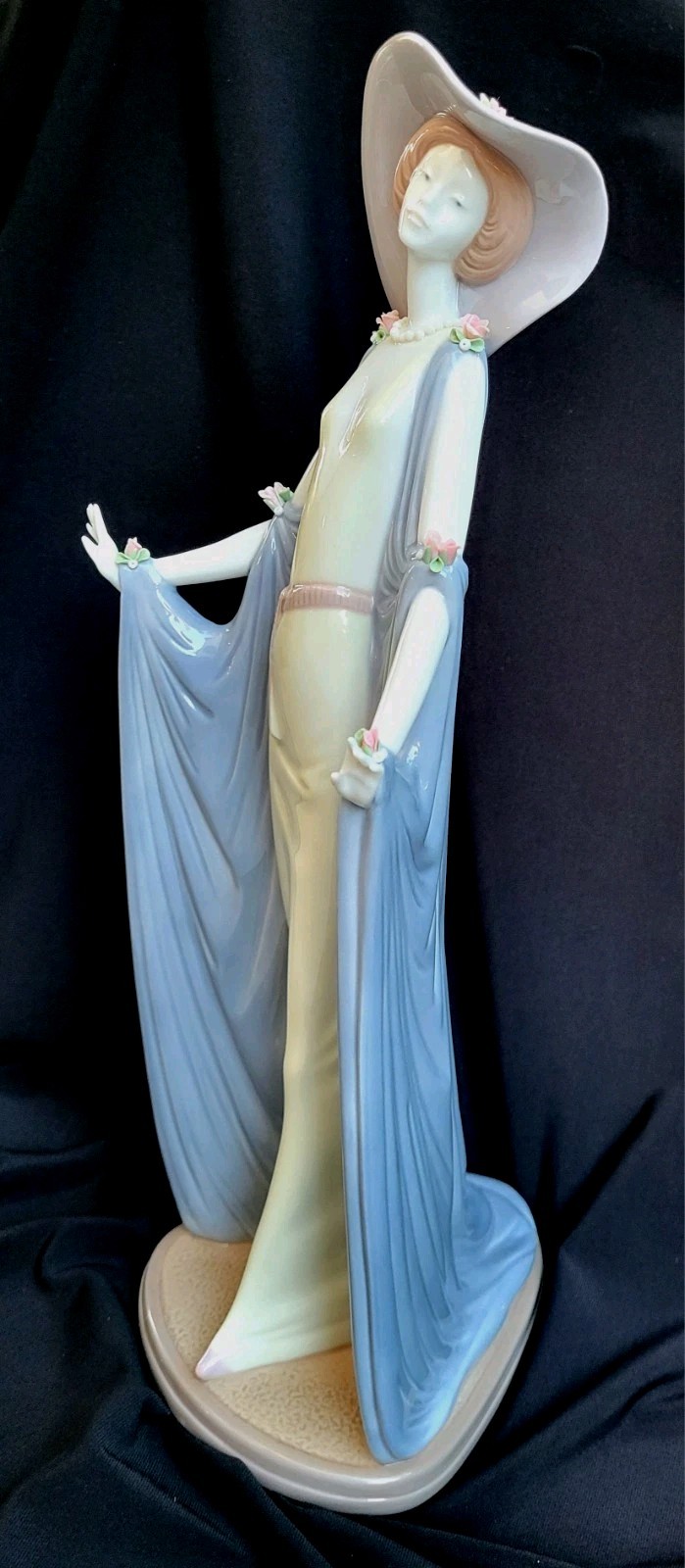 LLadro Porcelain #1428 'AFTERNOON TEA' 14.5