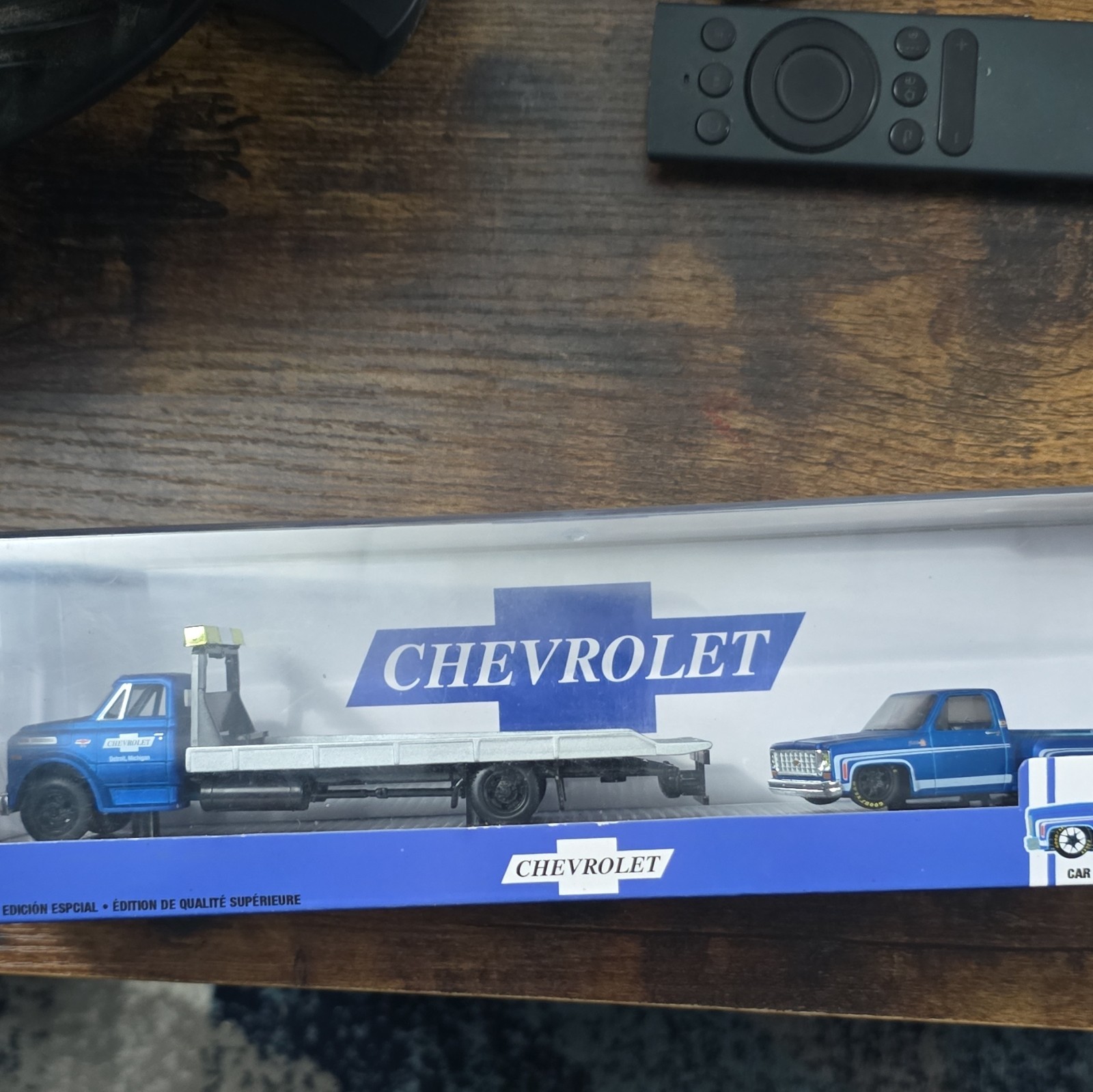 Castline 1:24 Chevrolet 1976 Diecast Model Car & Flatbed Tow Truck Set Blue