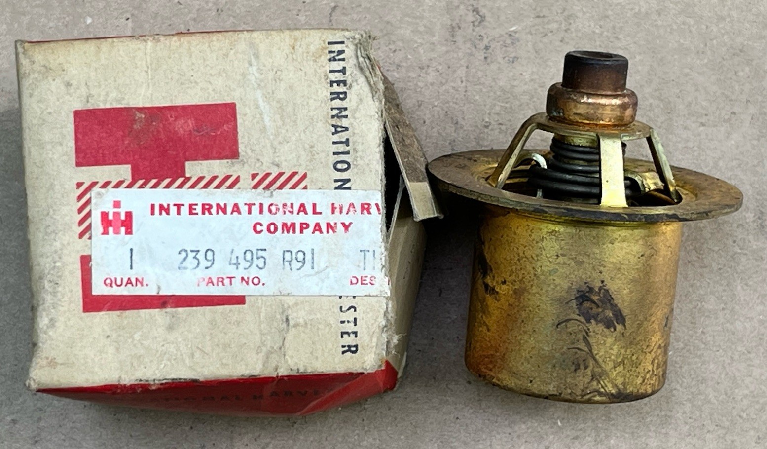 international harvester 239 495 R91 thermostat NOS international harvester 239 495 R91 thermostat NOS