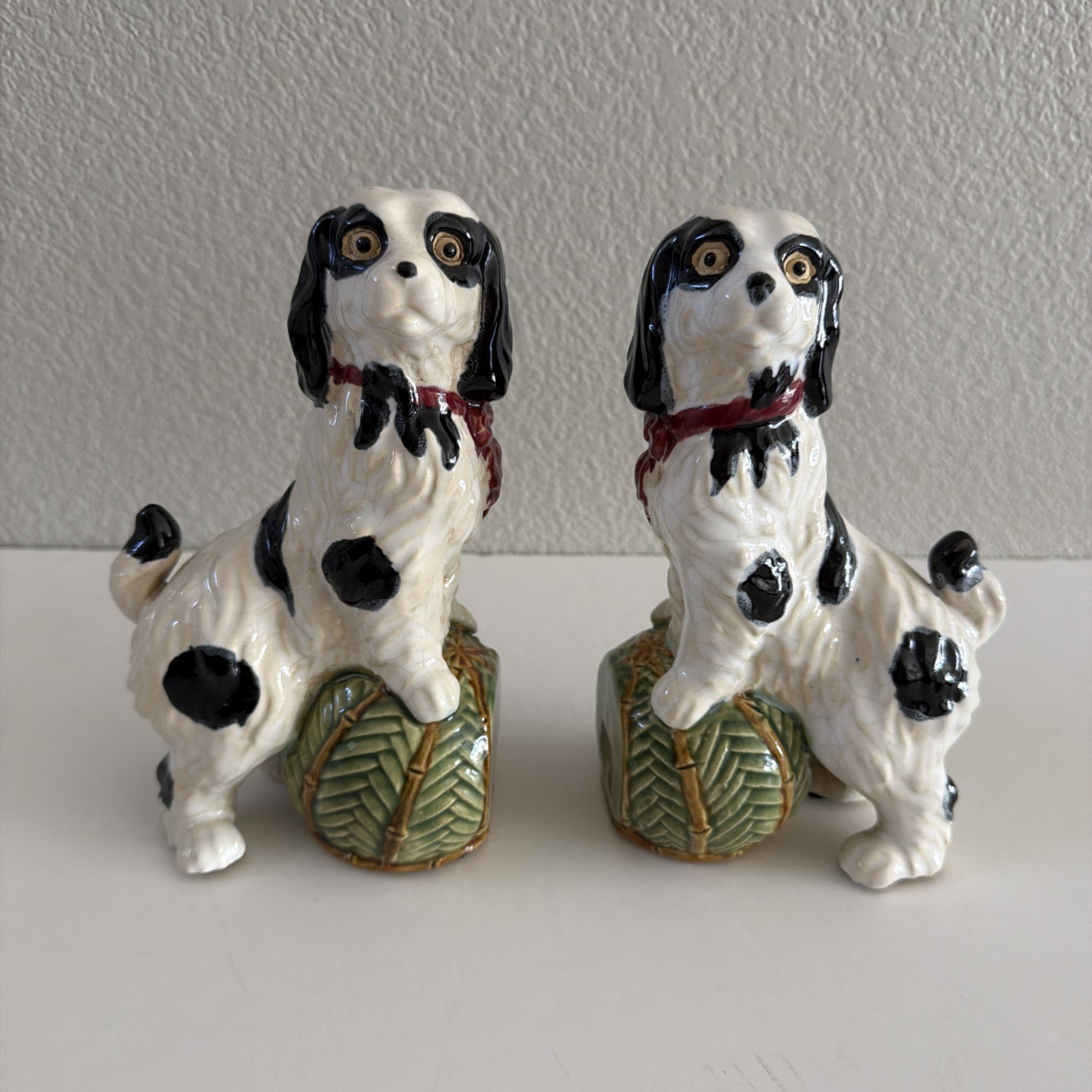 VTG PR King Charles Spaniels Staffordshire Style Majolica Dogs Figurines 8”T 5”W