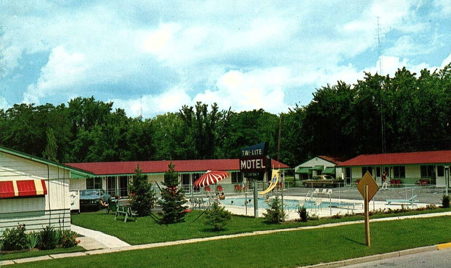 1960s LAKE DELTON WI TWI-LITE MOTEL WISCONSIN DELLS HEINZELMAN POSTCARD P1135 1960s LAKE DELTON WI TWI-LITE MOTEL WISCONSIN DELLS HEINZELMAN POSTCARD P1135